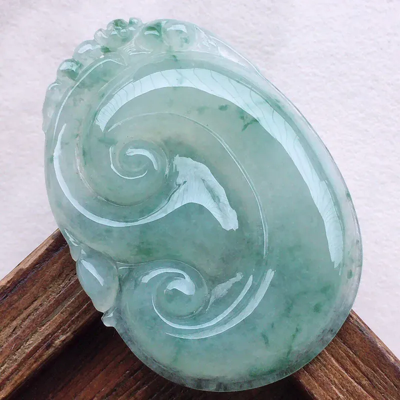 如意吊坠，翡翠冰透飘花如意吊坠，种水好，底子干净，玉质莹润，雕工精美，寓意吉祥，佩戴时尚大方，尺寸：40.5*28.2*5.3mm，重10.84克