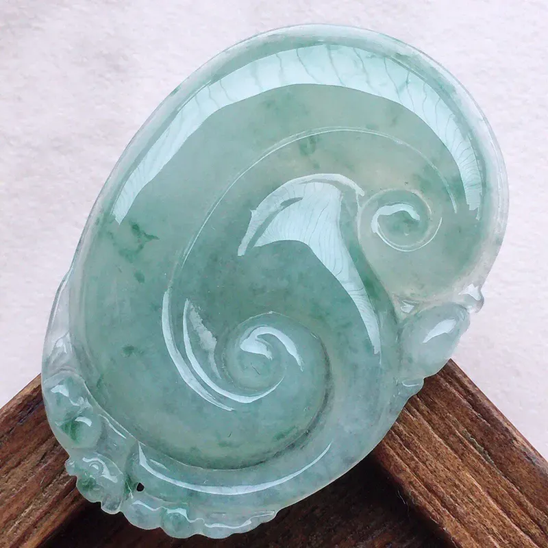 如意吊坠，翡翠冰透飘花如意吊坠，种水好，底子干净，玉质莹润，雕工精美，寓意吉祥，佩戴时尚大方，尺寸：40.5*28.2*5.3mm，重10.84克