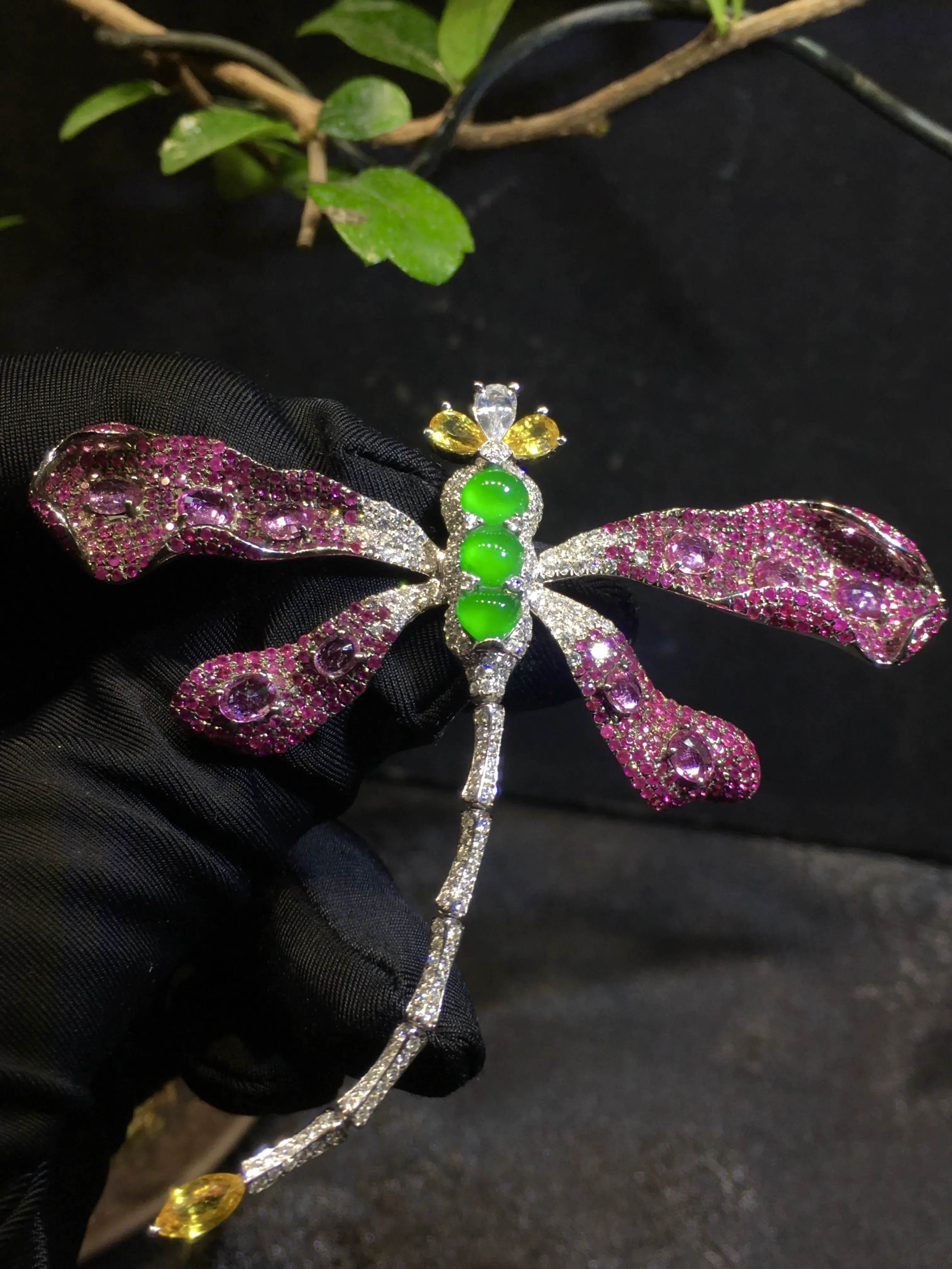 18k金伴钻镶嵌冰阳绿设计款蜻蜓胸针吊坠两用，翠色甜阳，种色浓郁，细腻通透，种好起光，整体：63*66*8