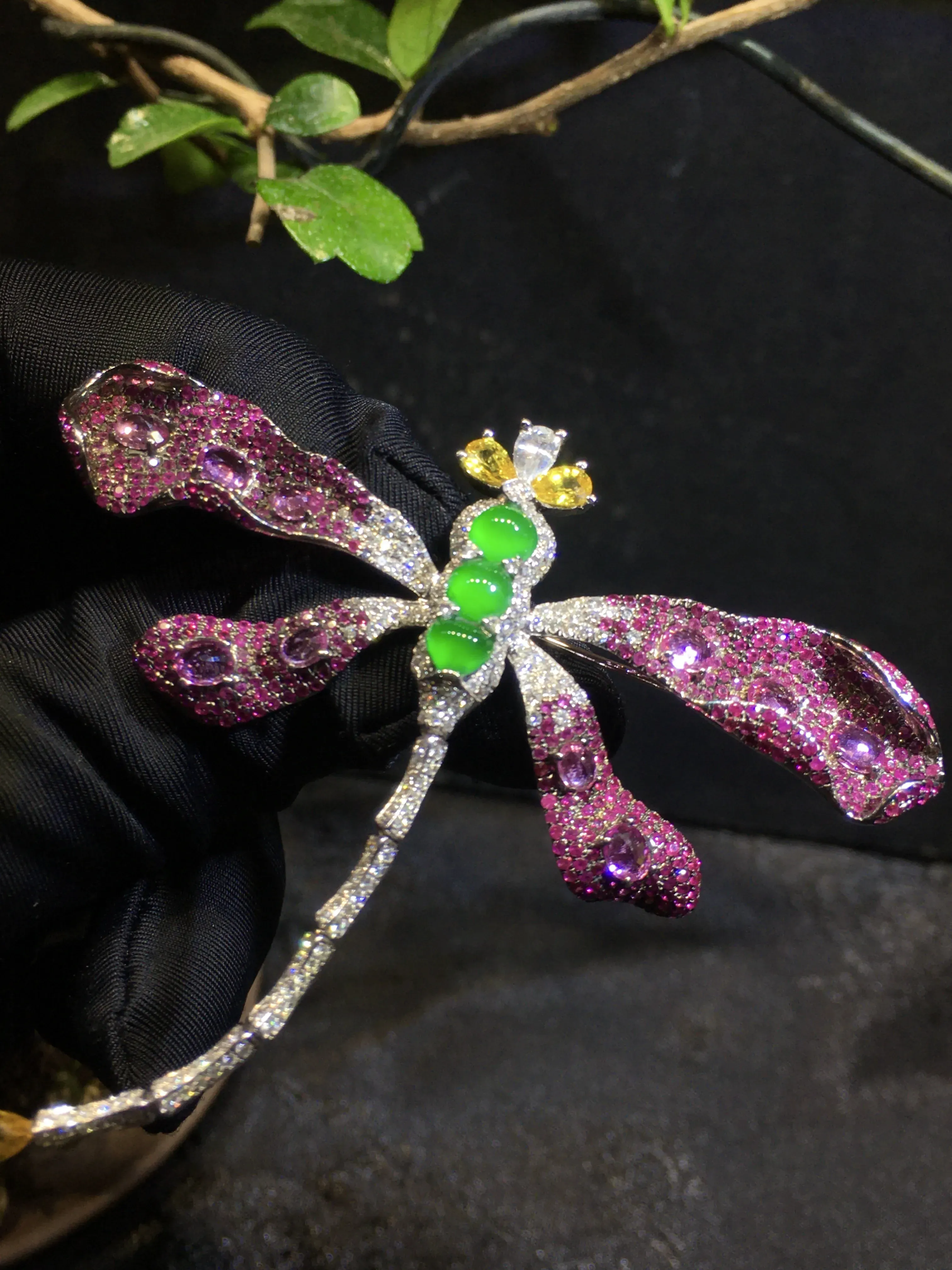 18k金伴钻镶嵌冰阳绿设计款蜻蜓胸针吊坠两用，翠色甜阳，种色浓郁，细腻通透，种好起光，整体：63*6