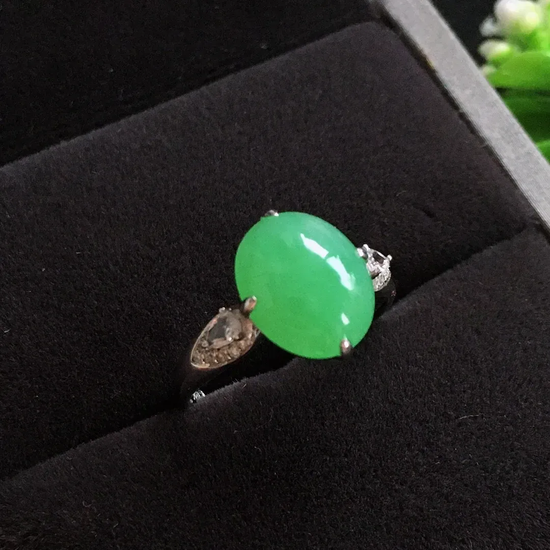 【精选推荐】好漂亮的饱满绿旦戒指，18k金伴靓钻镶嵌，尺寸11.6*9.6*6.6mm，非常大气，