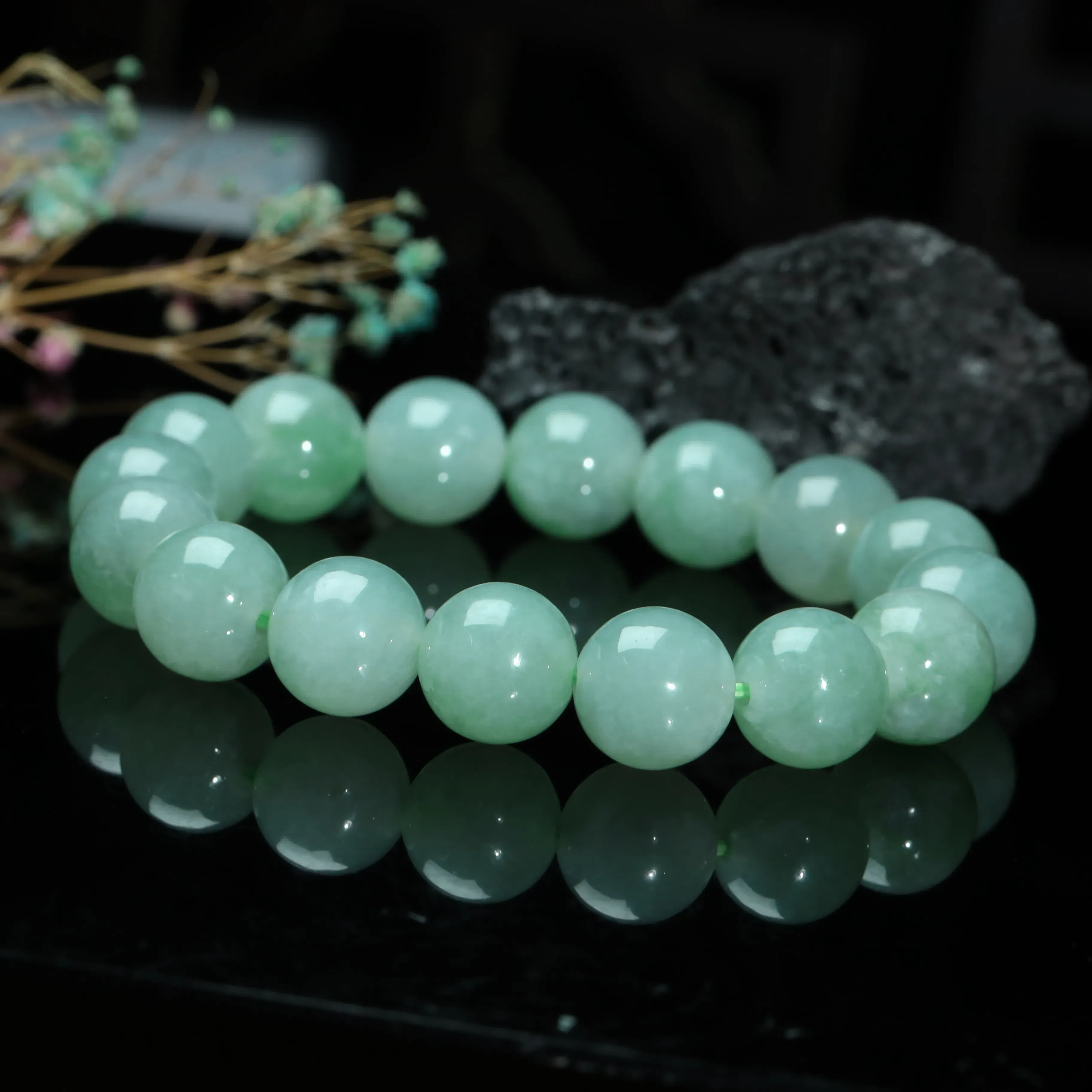 推荐款浅绿翡翠圆珠手串。共16颗珠子，取其中一颗珠尺寸大约13.3mm，亮丽秀气，圆润饱满。上手佩戴效果佳。