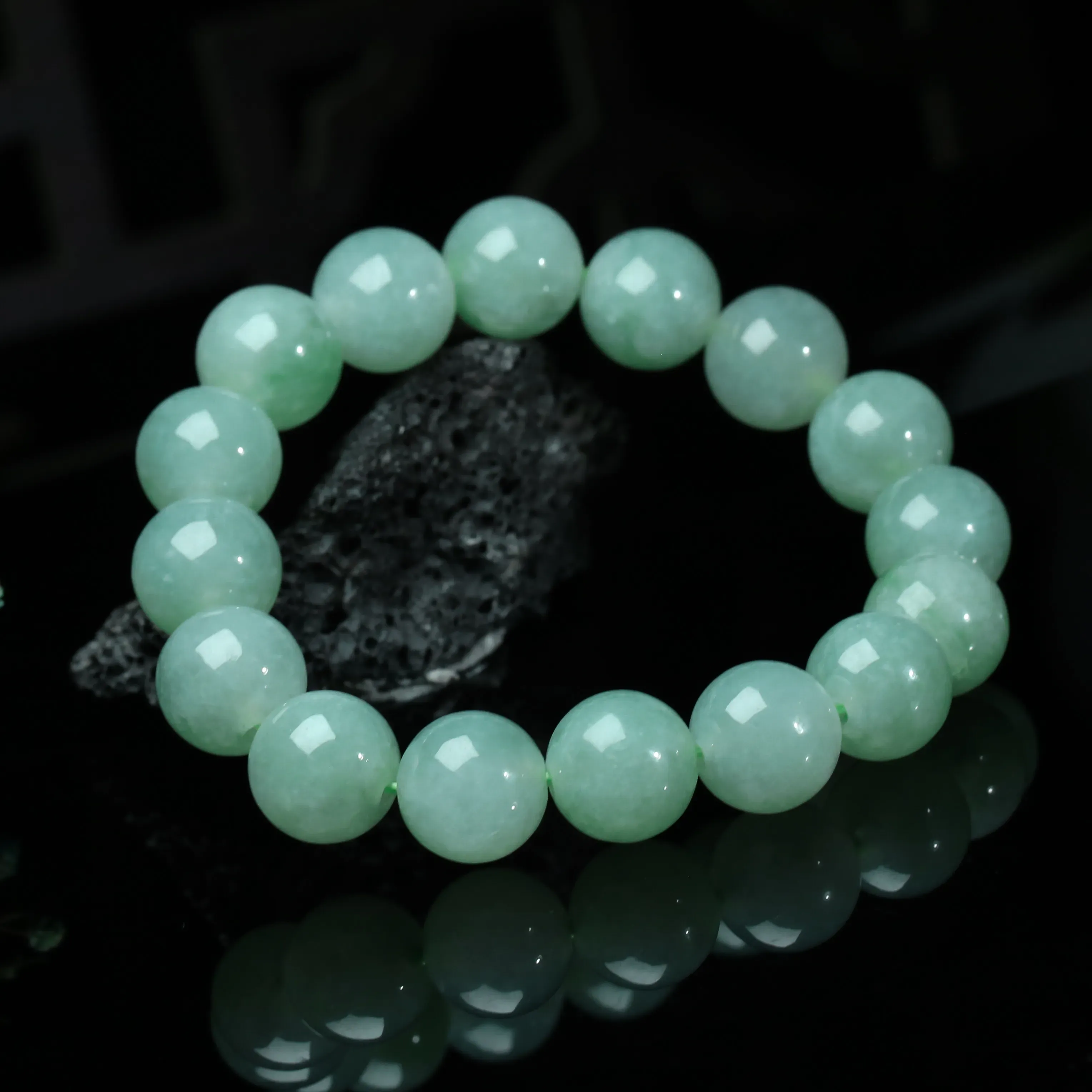 推荐款浅绿翡翠圆珠手串。共16颗珠子，取其中一颗珠尺寸大约13.3mm，亮丽秀气，圆润饱满。上手佩戴效果佳。