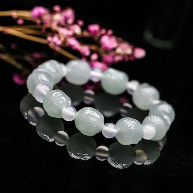 小佛头翡翠手串，共10颗翡翠珠子，取其中一颗珠尺寸12.3*11.2mm，亮丽秀气，玉质莹润，上手佩戴效果高贵漂亮，配珠为饰珠。