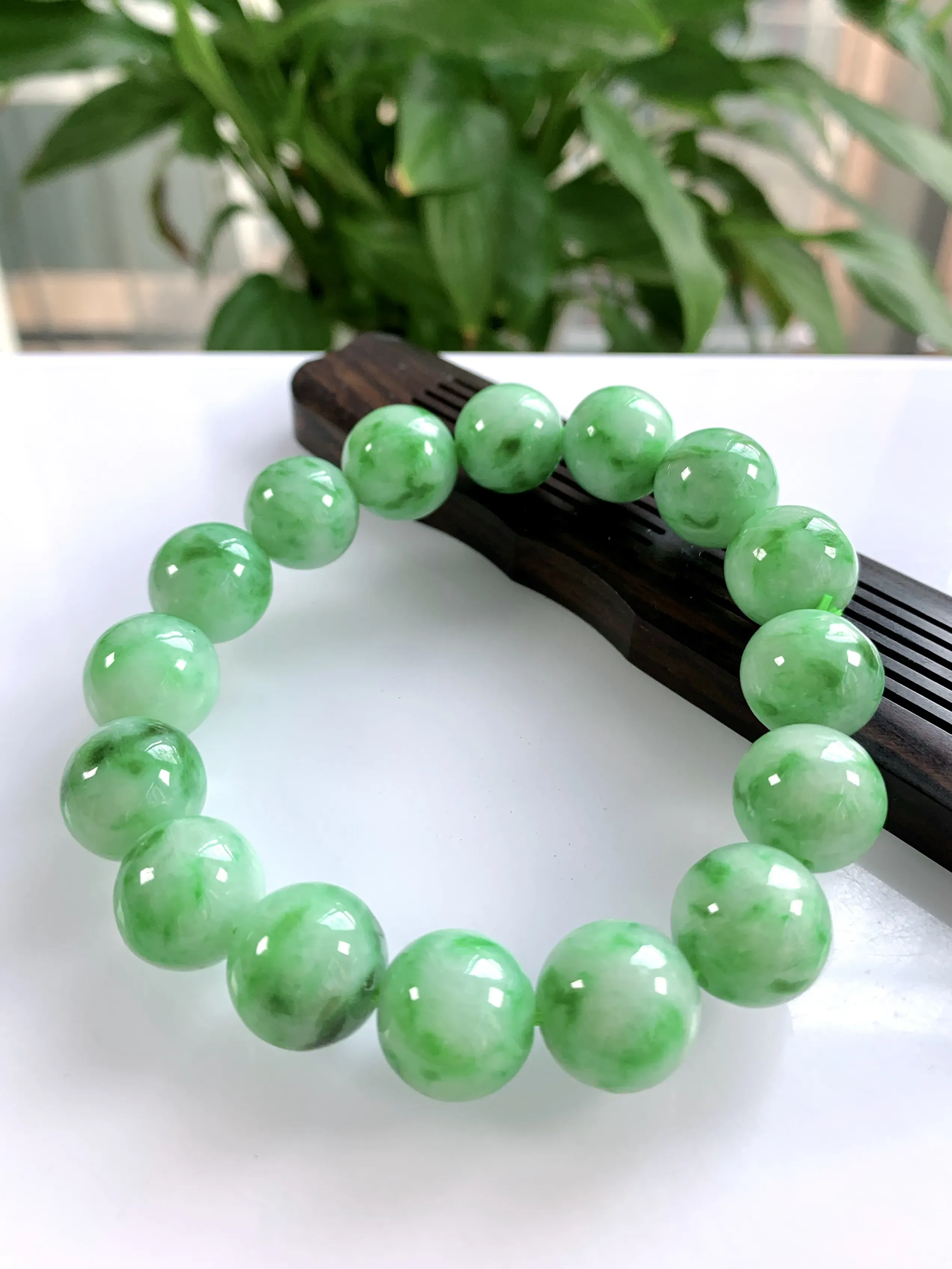 自然光实拍，缅甸天然翡翠A货，冰润飘绿圆珠手串手链，尺寸：13.5mm/16颗，重量： 62.99g