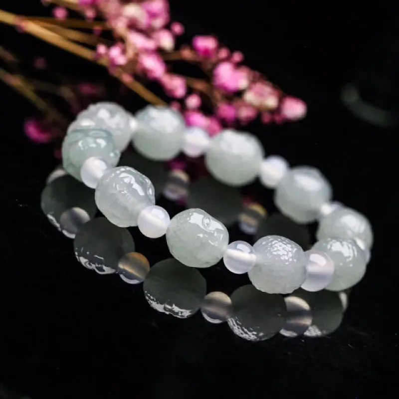 小佛头翡翠手串，共10颗翡翠珠子，取其中一颗珠尺寸12.3*11.2mm，亮丽秀气，玉质莹润，上