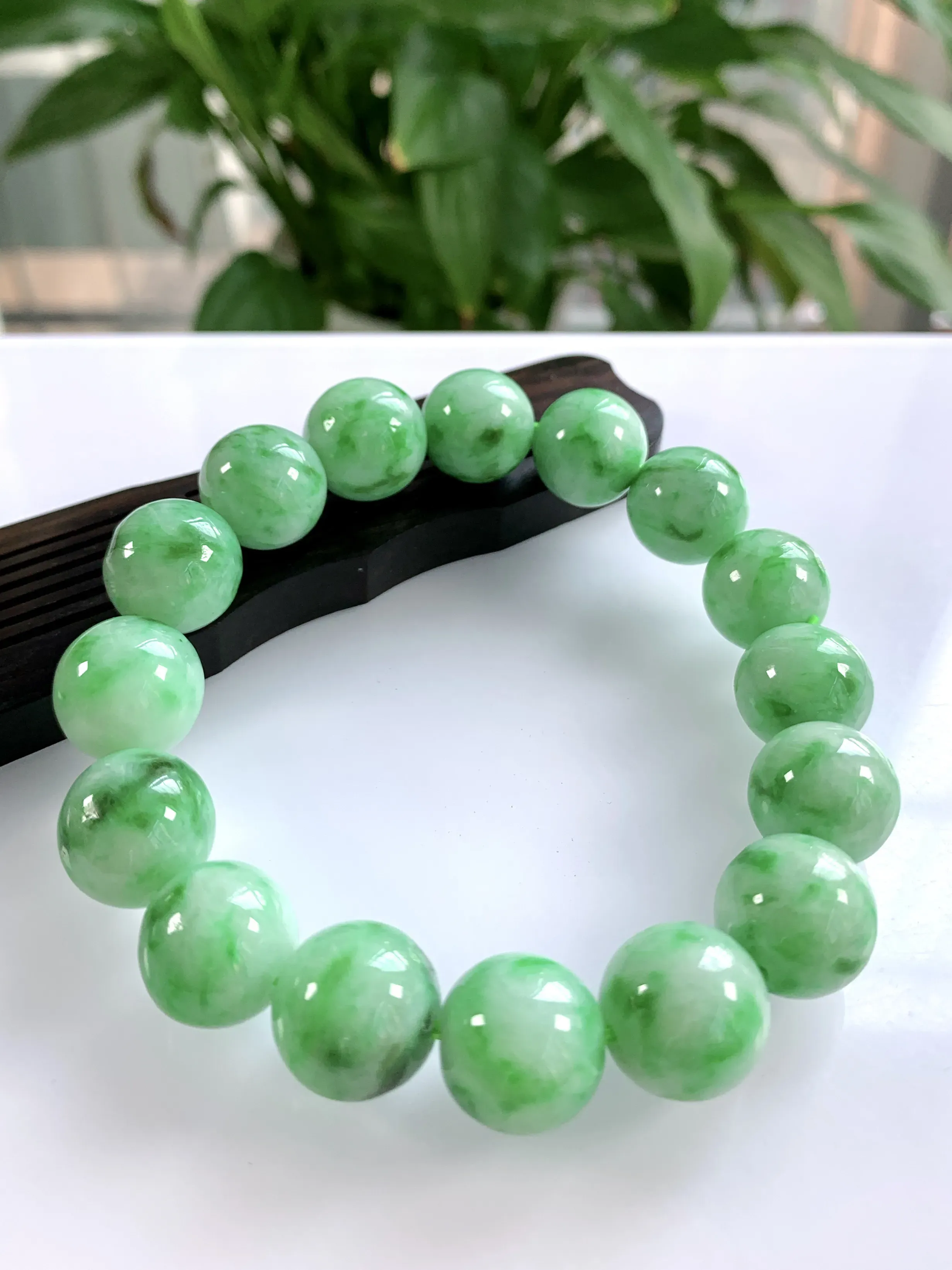 自然光实拍，缅甸天然翡翠A货，冰润飘绿圆珠手串手链，尺寸：13.5mm/16颗，重量： 62.99g