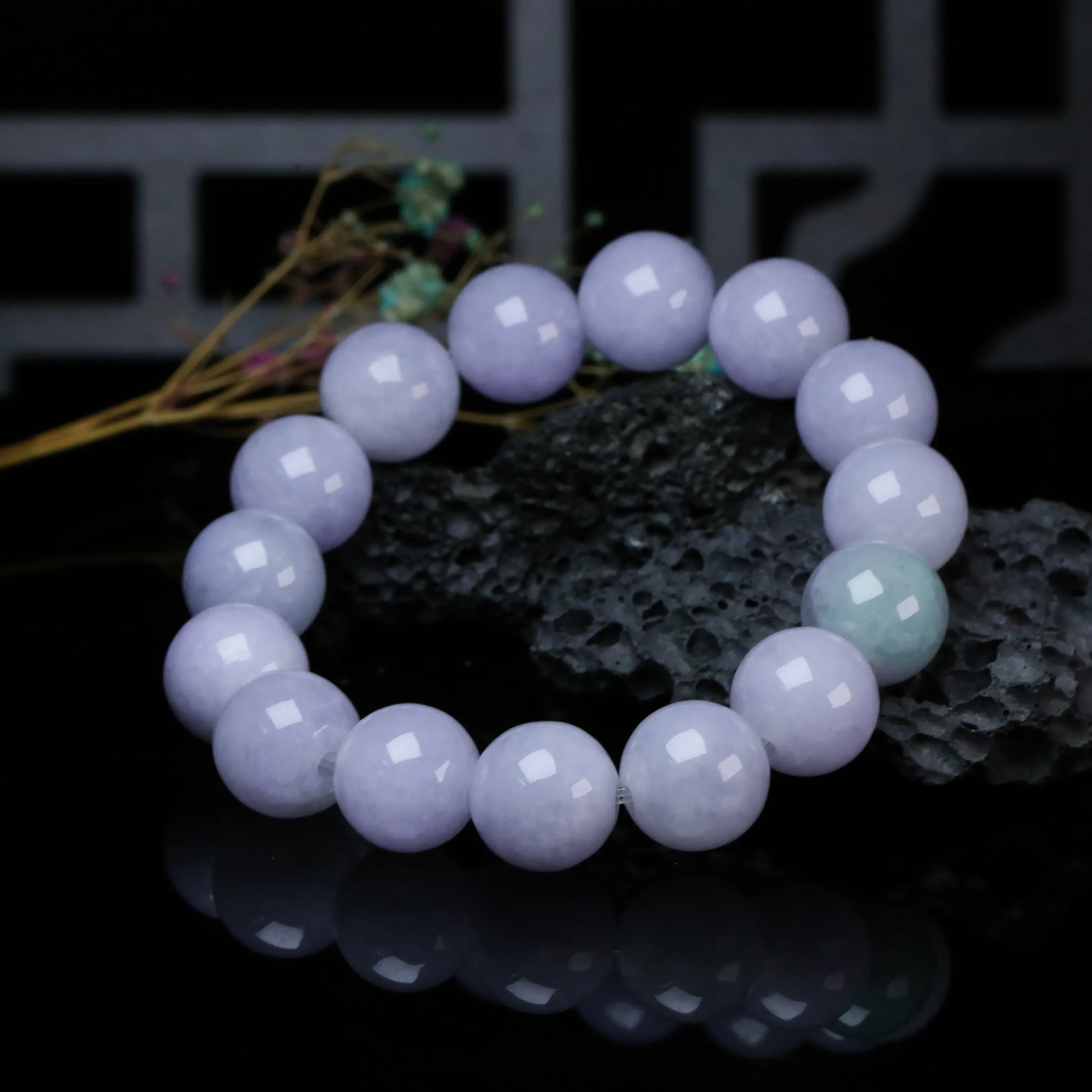 推荐款紫罗兰翡翠圆珠手串。共15颗珠子，取其中一颗珠尺寸大约14mm，亮丽秀气，圆润饱满。上手佩戴效果佳。