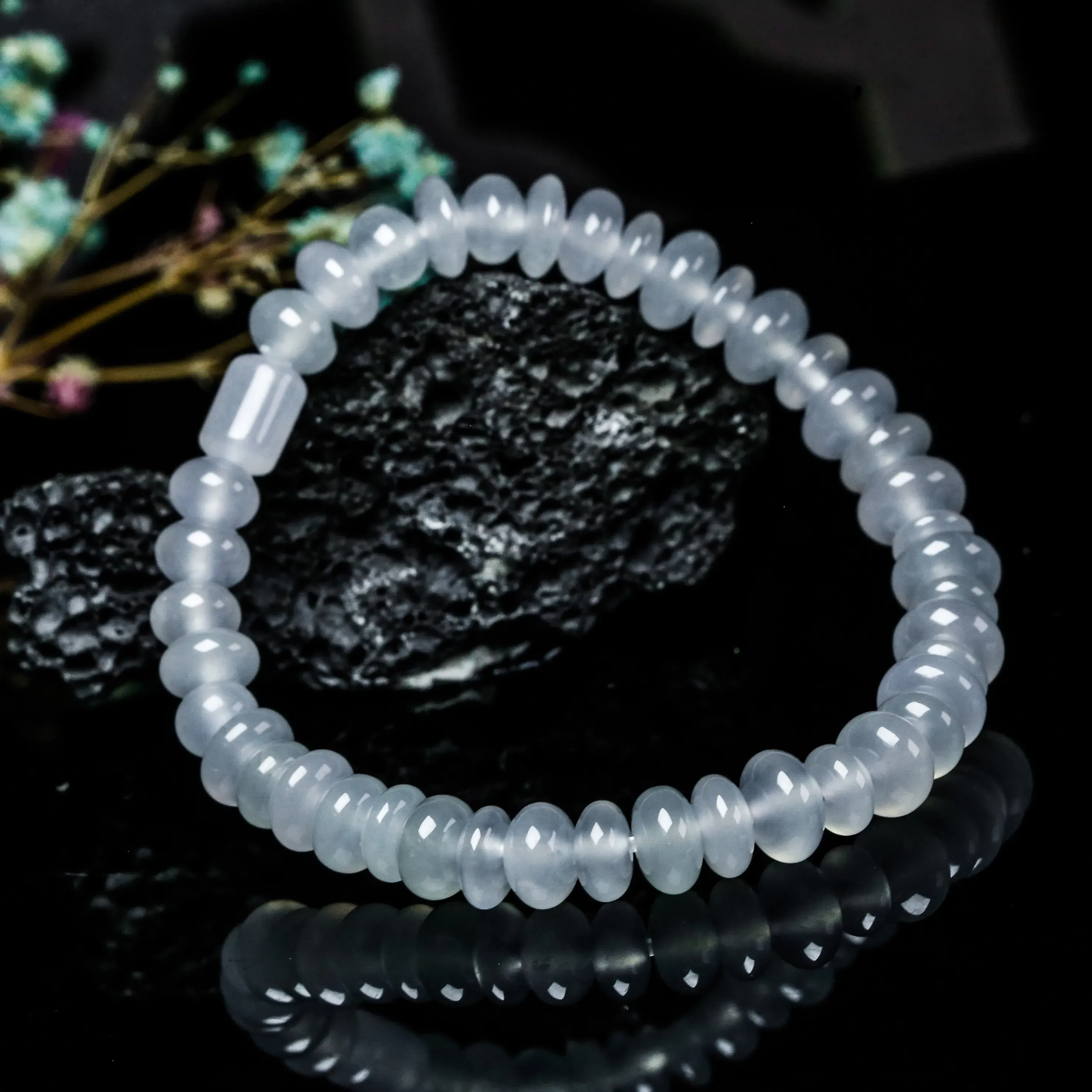 推荐款冰种珠子翡翠手串。共42颗珠子，取其中一颗珠尺寸大约6.8*4mm，冰透水润，质地细腻。