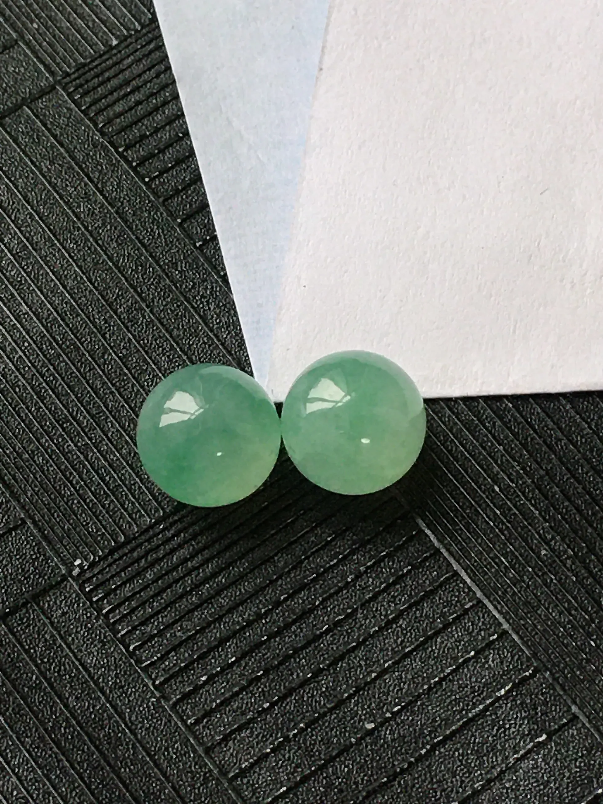 翡翠冰润满绿圆珠裸石一对，种水好玉质细腻温润，颜色漂亮。尺寸：9.2mm/9.3mm