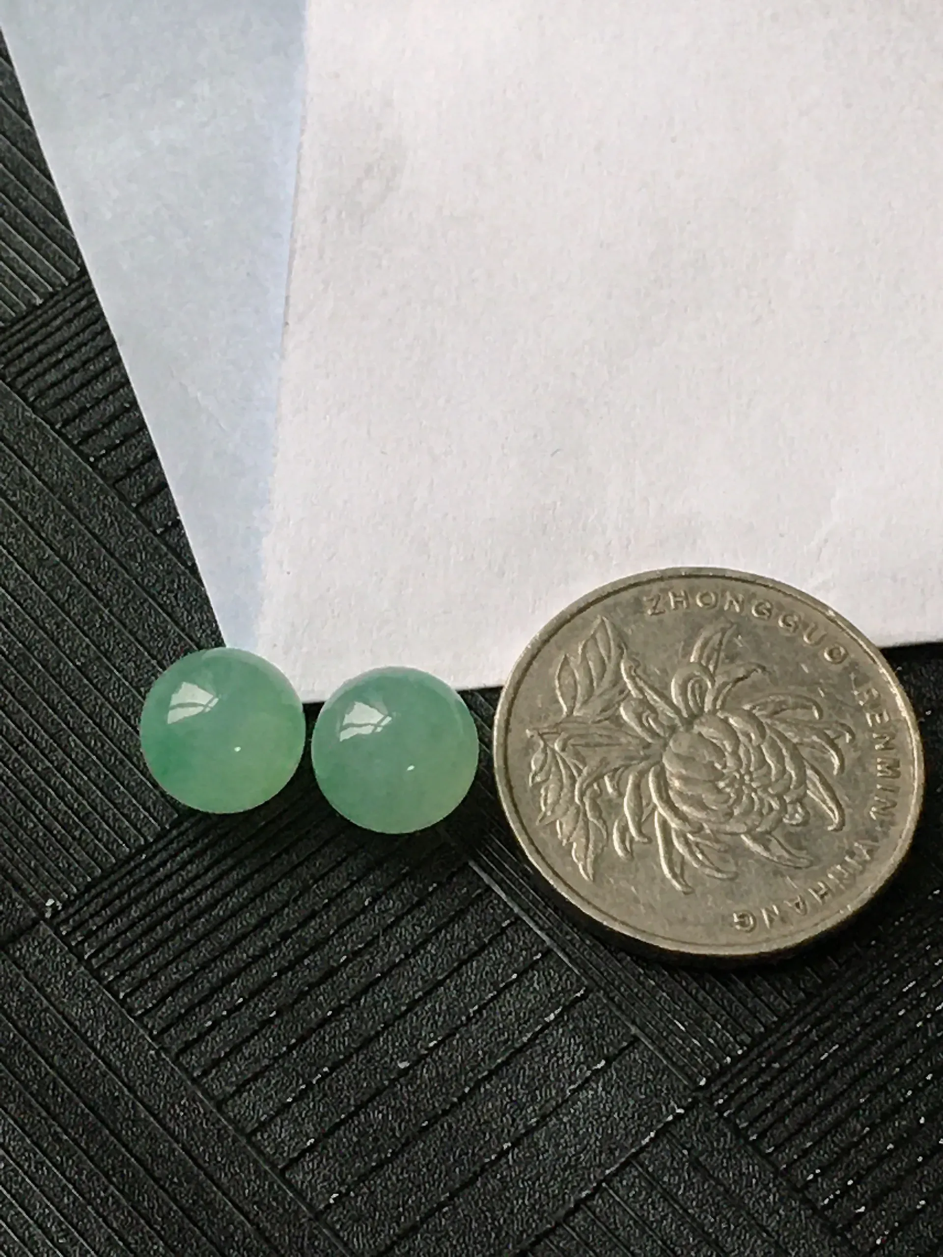 翡翠冰润满绿圆珠裸石一对，种水好玉质细腻温润，颜色漂亮。尺寸：9.2mm/9.3mm