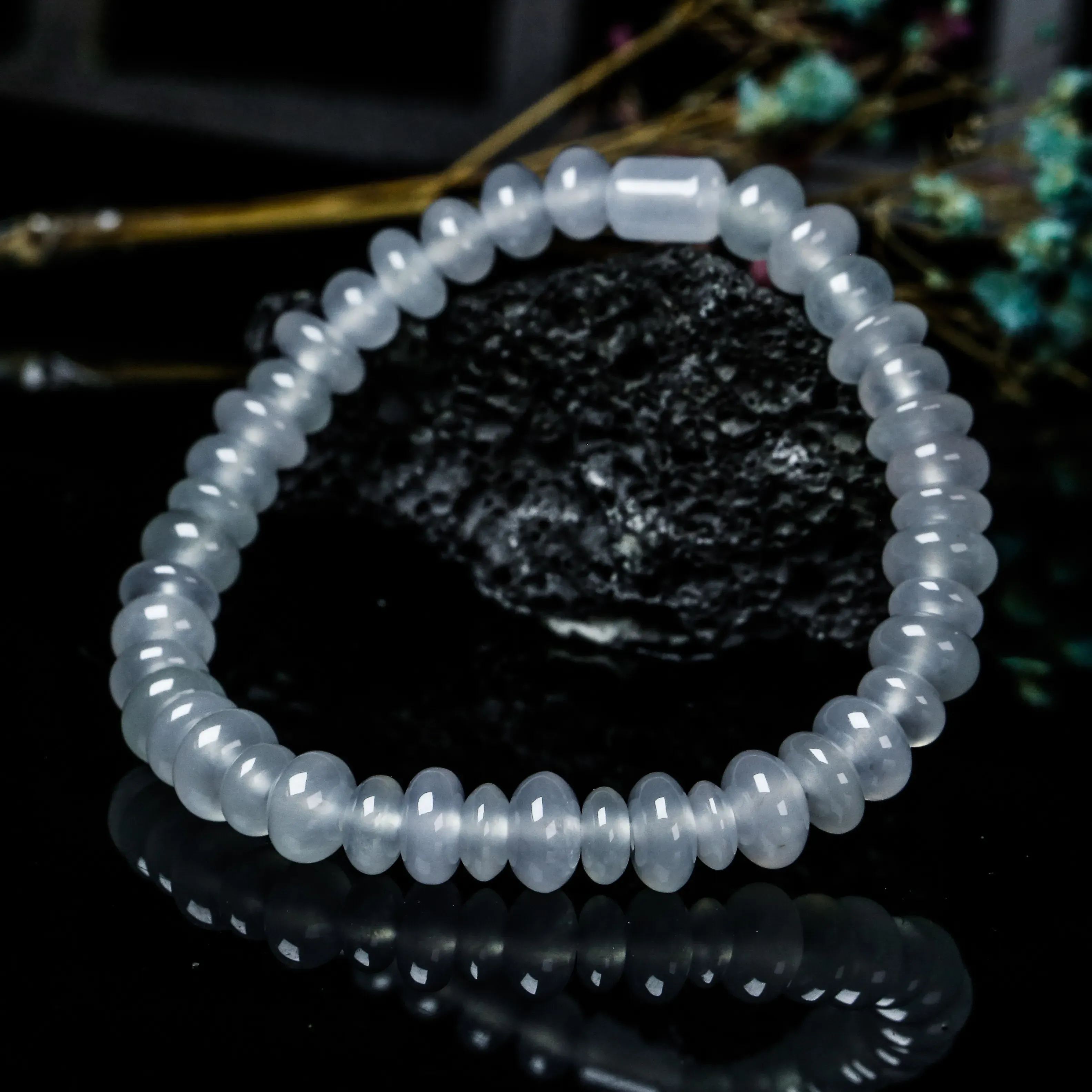推荐款冰种珠子翡翠手串。共42颗珠子，取其中一颗珠尺寸大约6.8*4mm，冰透水润，质地细腻。上手佩戴效果佳。