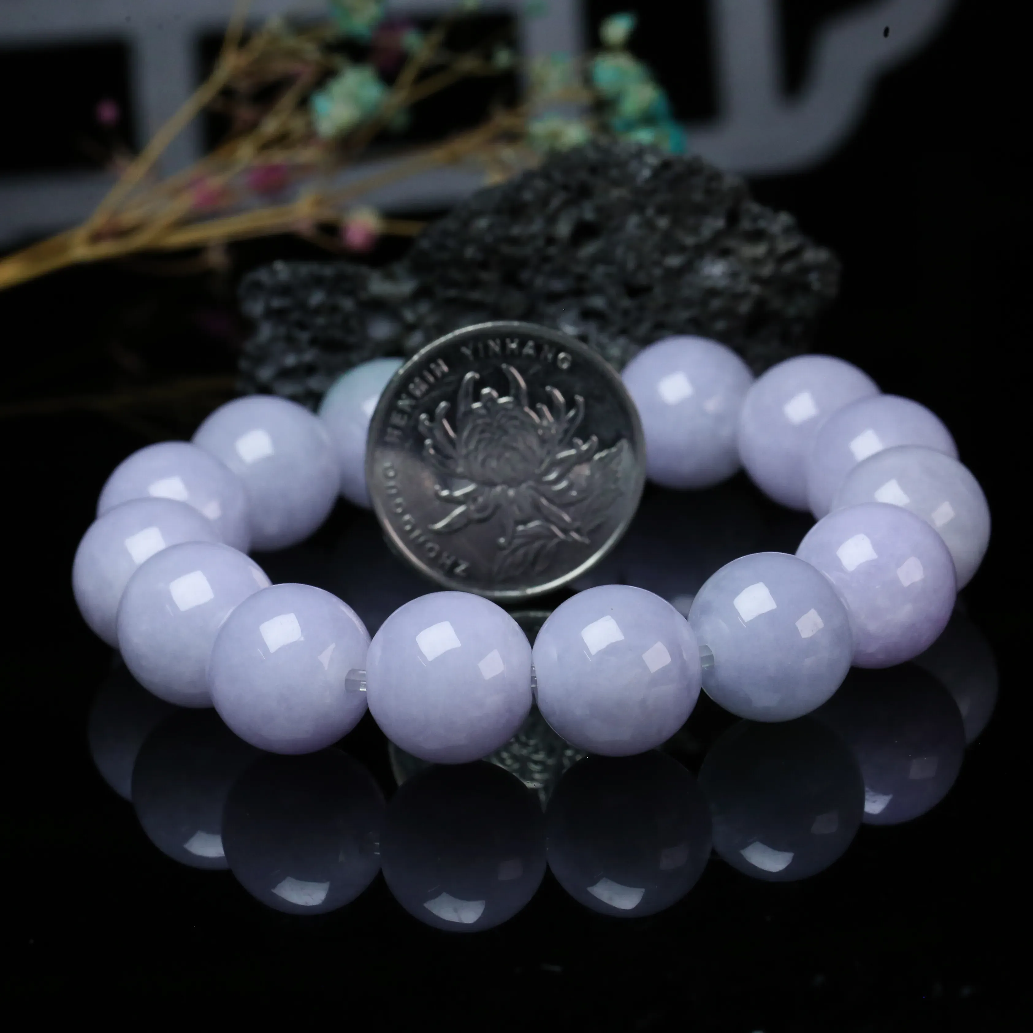 推荐款紫罗兰翡翠圆珠手串。共15颗珠子，取其中一颗珠尺寸大约14mm，亮丽秀气，圆润饱满。上手佩戴效果佳。