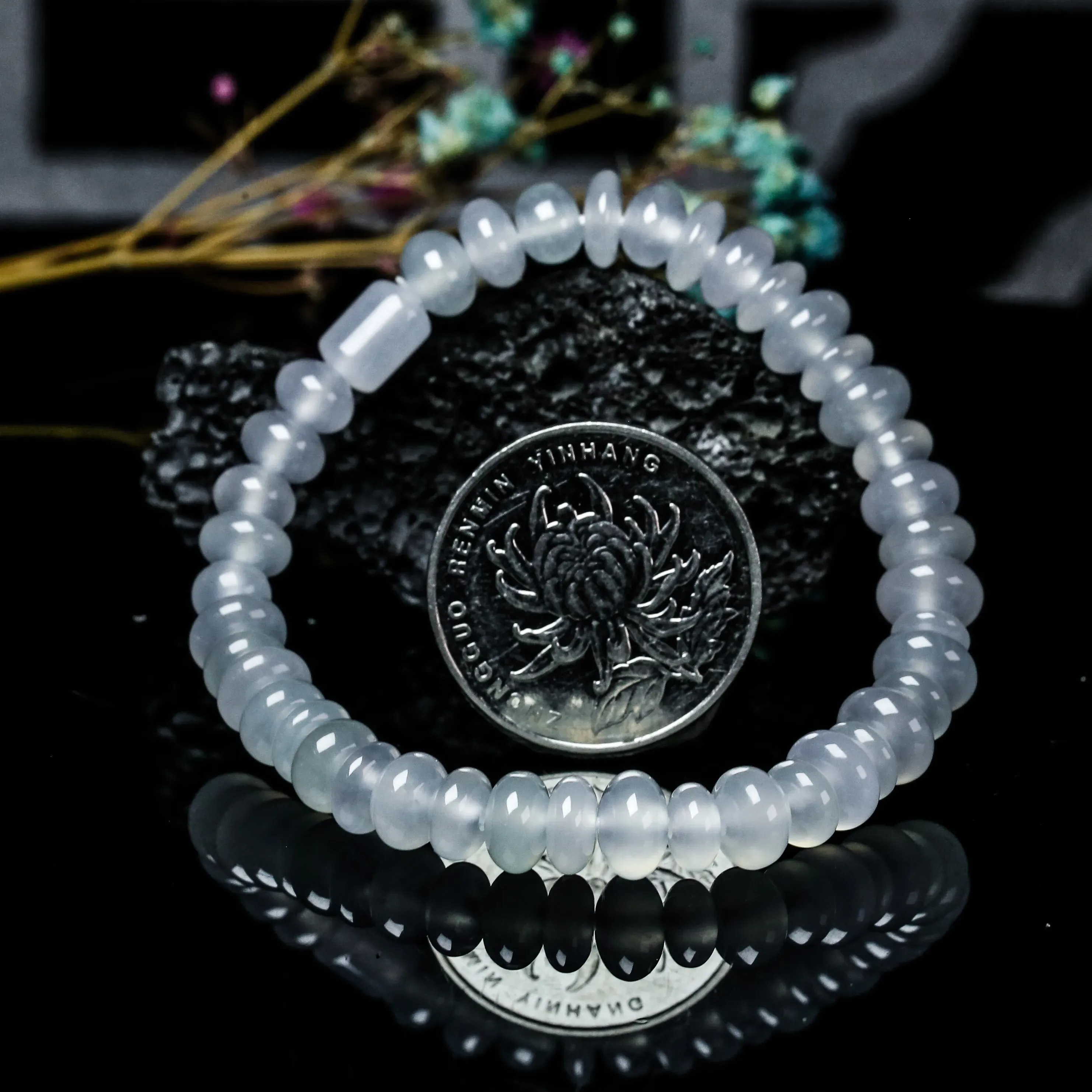 推荐款冰种珠子翡翠手串。共42颗珠子，取其中一颗珠尺寸大约6.8*4mm，冰透水润，质地细腻。上手佩戴效果佳。