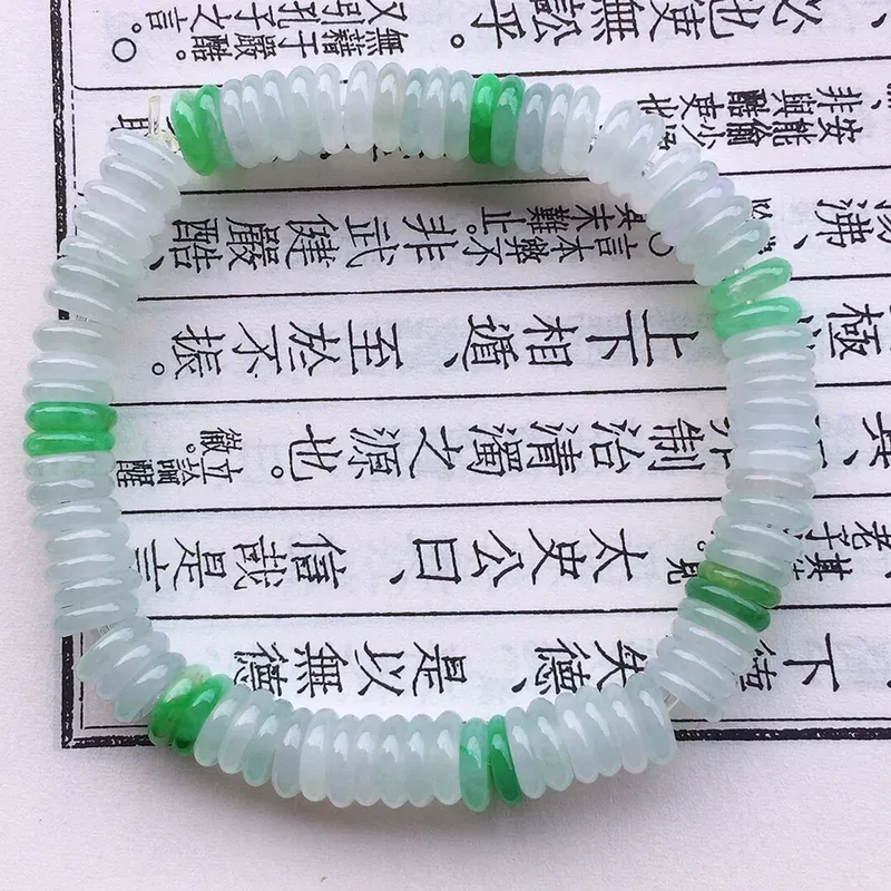 翡翠冰润双彩算盘珠手串，自然光实拍，玉质细腻莹润，佩戴时尚大方，单颗尺寸：7*2.8mm，重18.78克