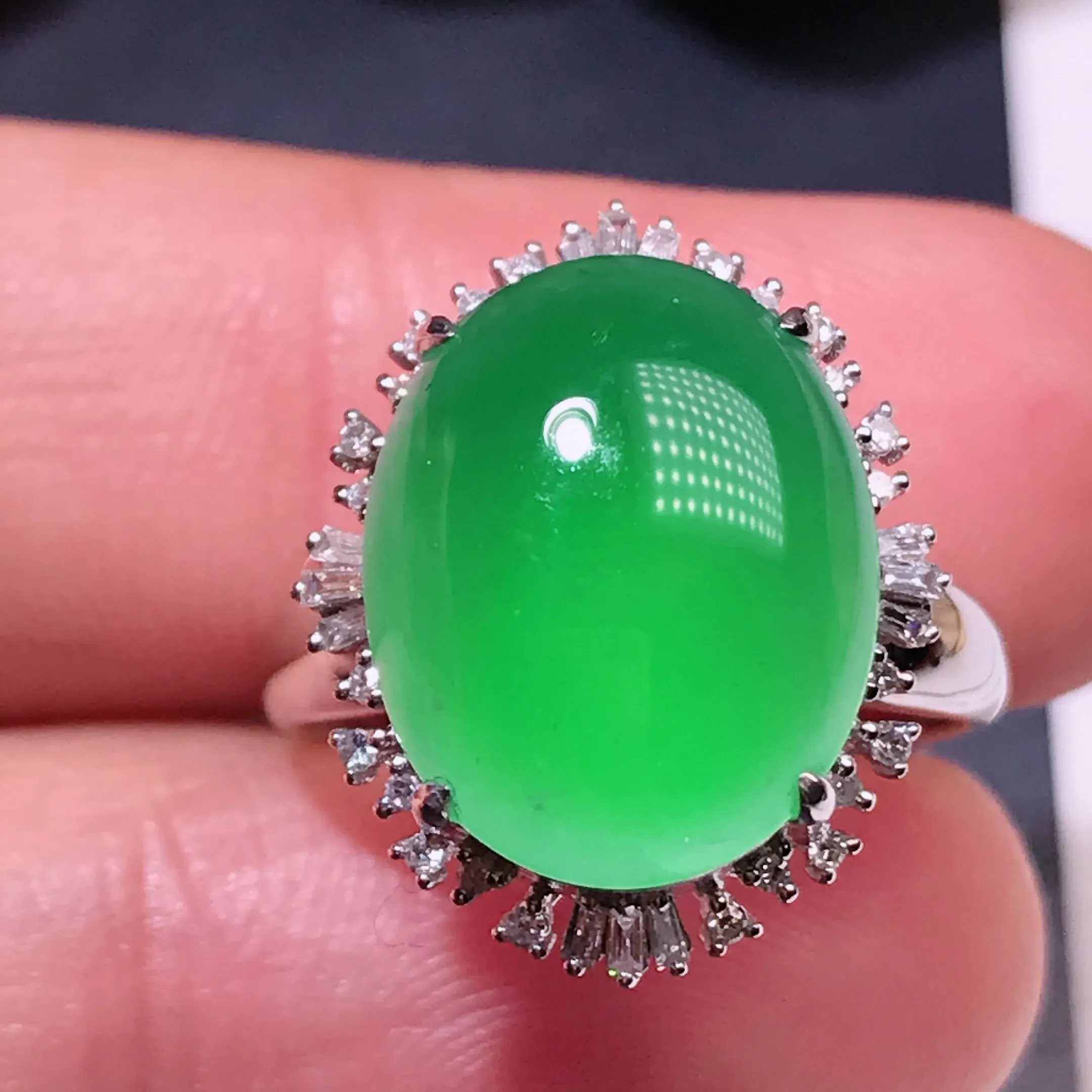 严选推荐戒指，老坑冰种满绿色翡翠蛋面女戒指，18k金钻镶嵌而成，品相佳，佩戴效果佳，尽显气质。