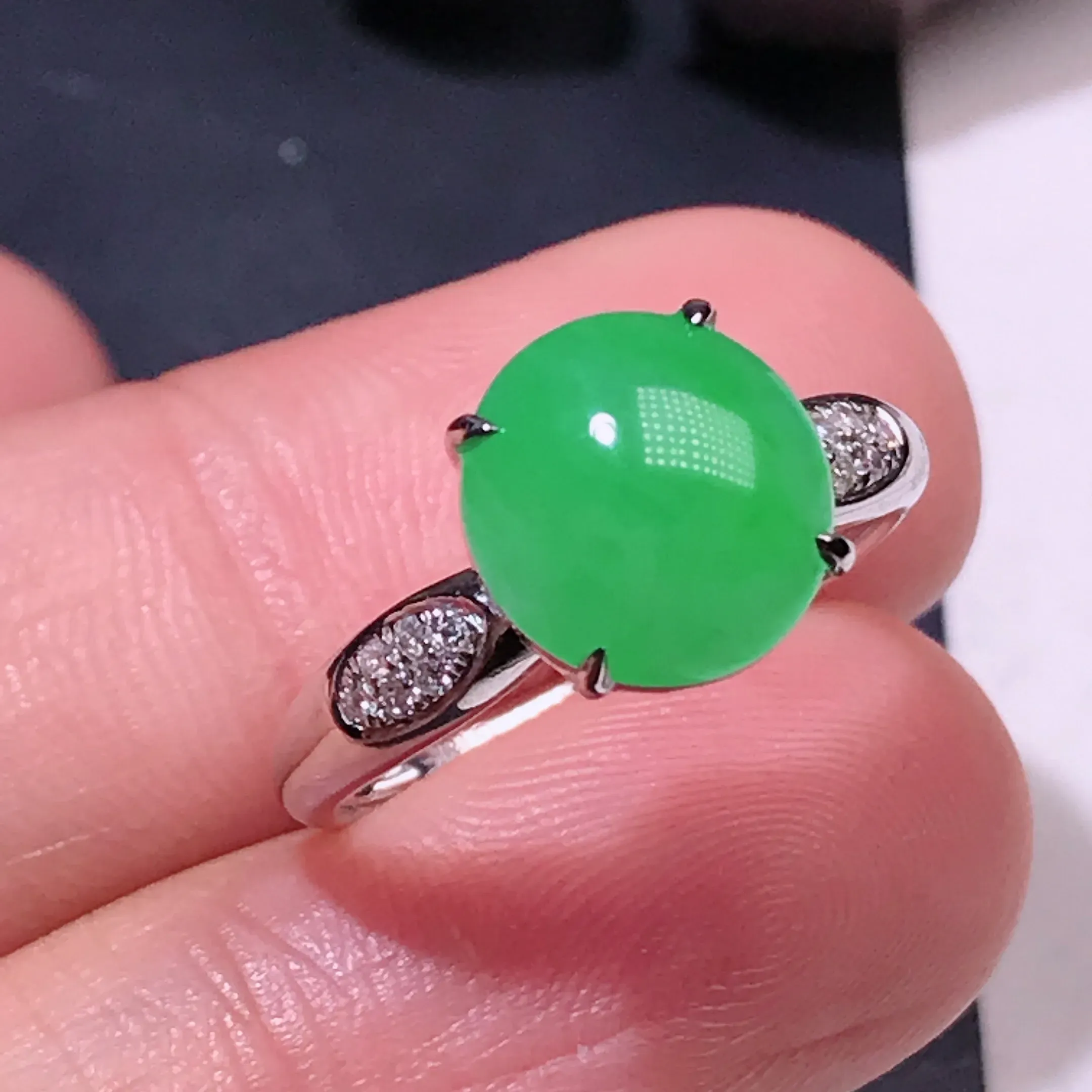 严选推荐戒指，满绿色翡翠蛋面女戒指，18k金钻镶嵌而成，品相佳，佩戴效果佳，尽显气质。种水上乘