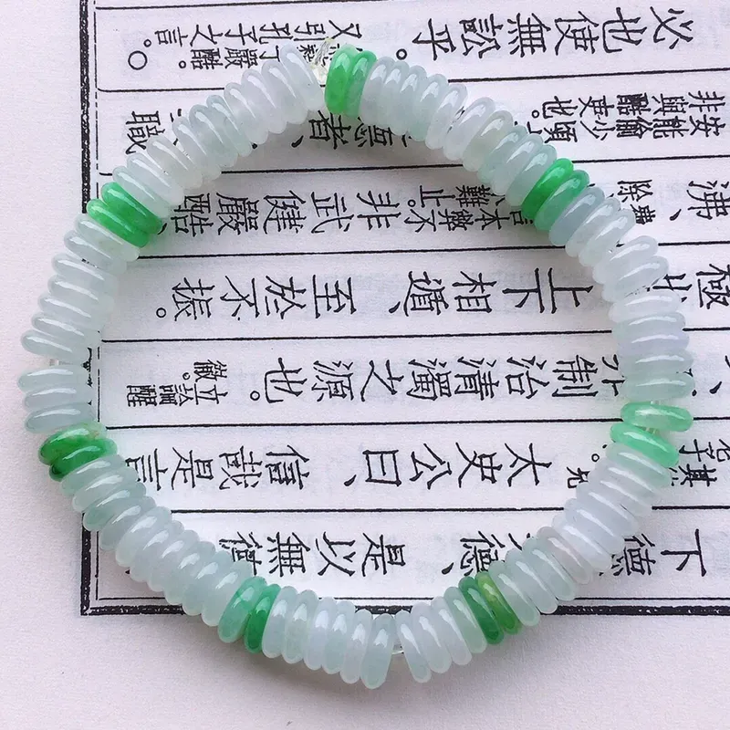 翡翠冰润双彩算盘珠手串，自然光实拍，玉质细腻莹润，佩戴时尚大方，单颗尺寸：7*2.8mm，重18.78克