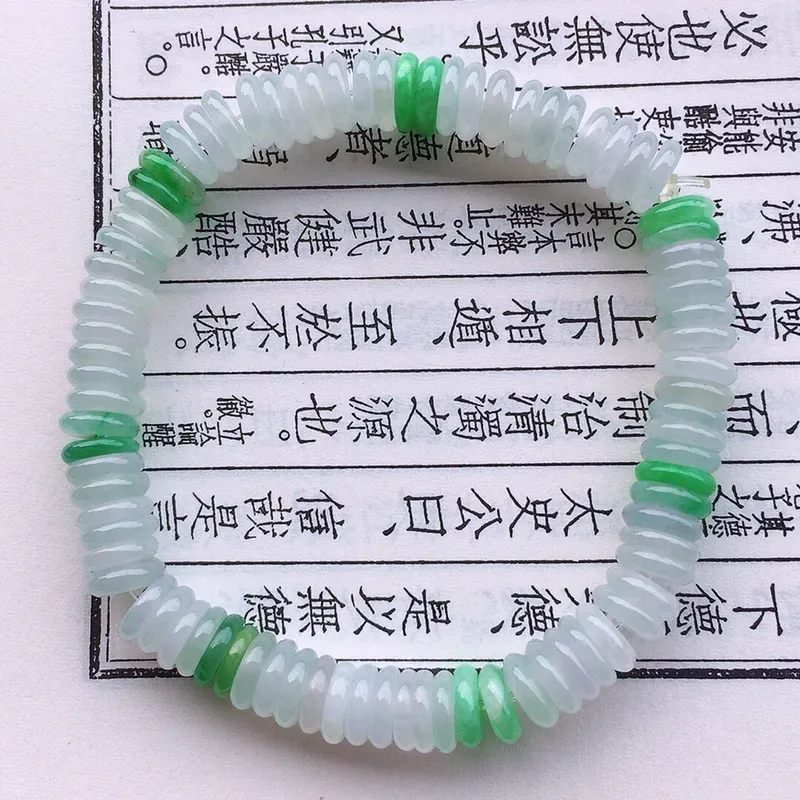翡翠冰润双彩算盘珠手串，自然光实拍，玉质细腻莹润，佩戴时尚大方，单颗尺寸：7*2.8mm，重18.78克