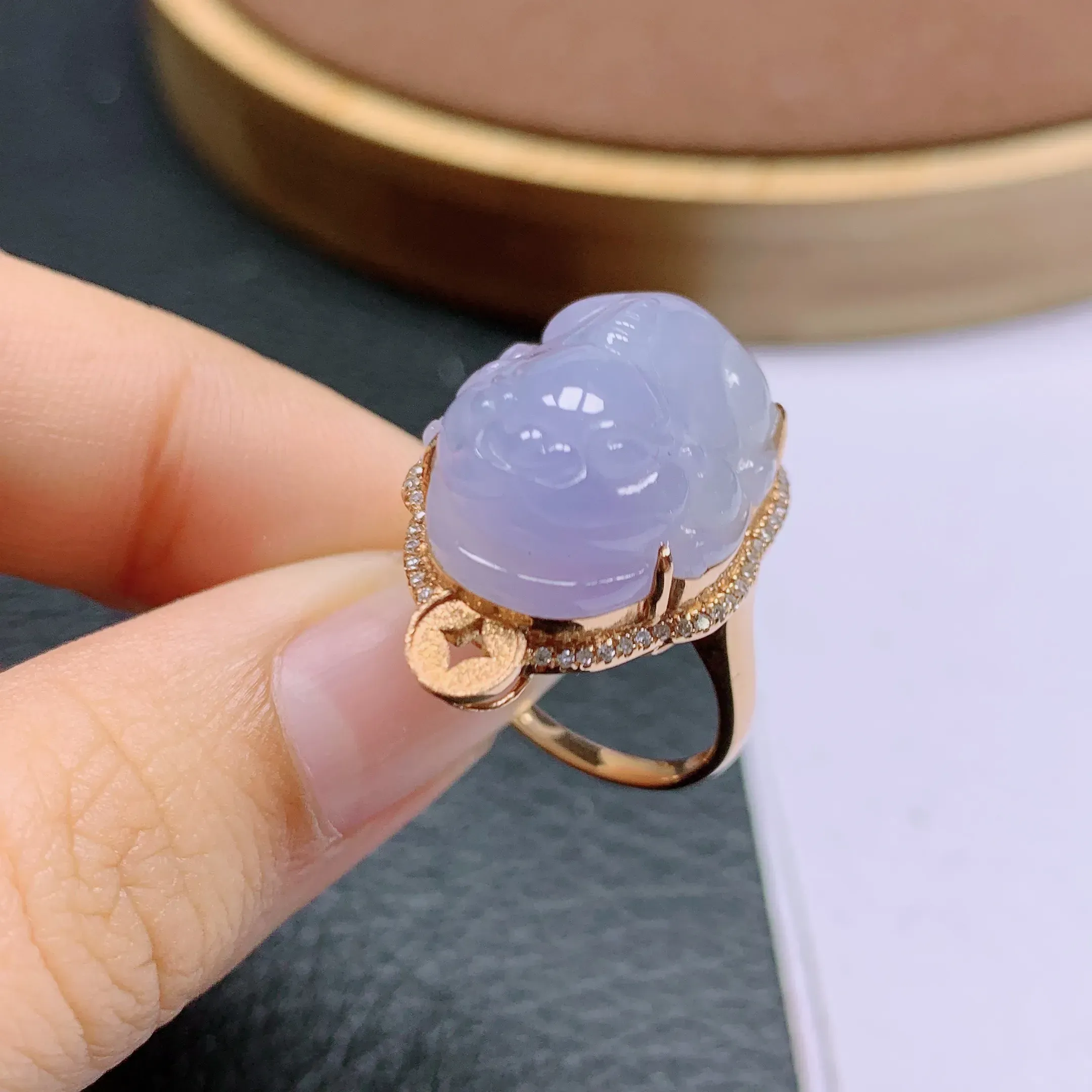 18k金伴钻紫罗兰貔貅戒指 玉质 细腻，做工精细，有种有色，水润精细，佩戴效果更好