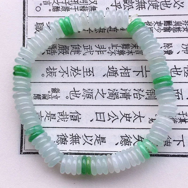 翡翠冰润双彩算盘珠手串，自然光实拍，玉质细腻莹润，佩戴时尚大方，单颗尺寸：7*2.8mm，重18.78克