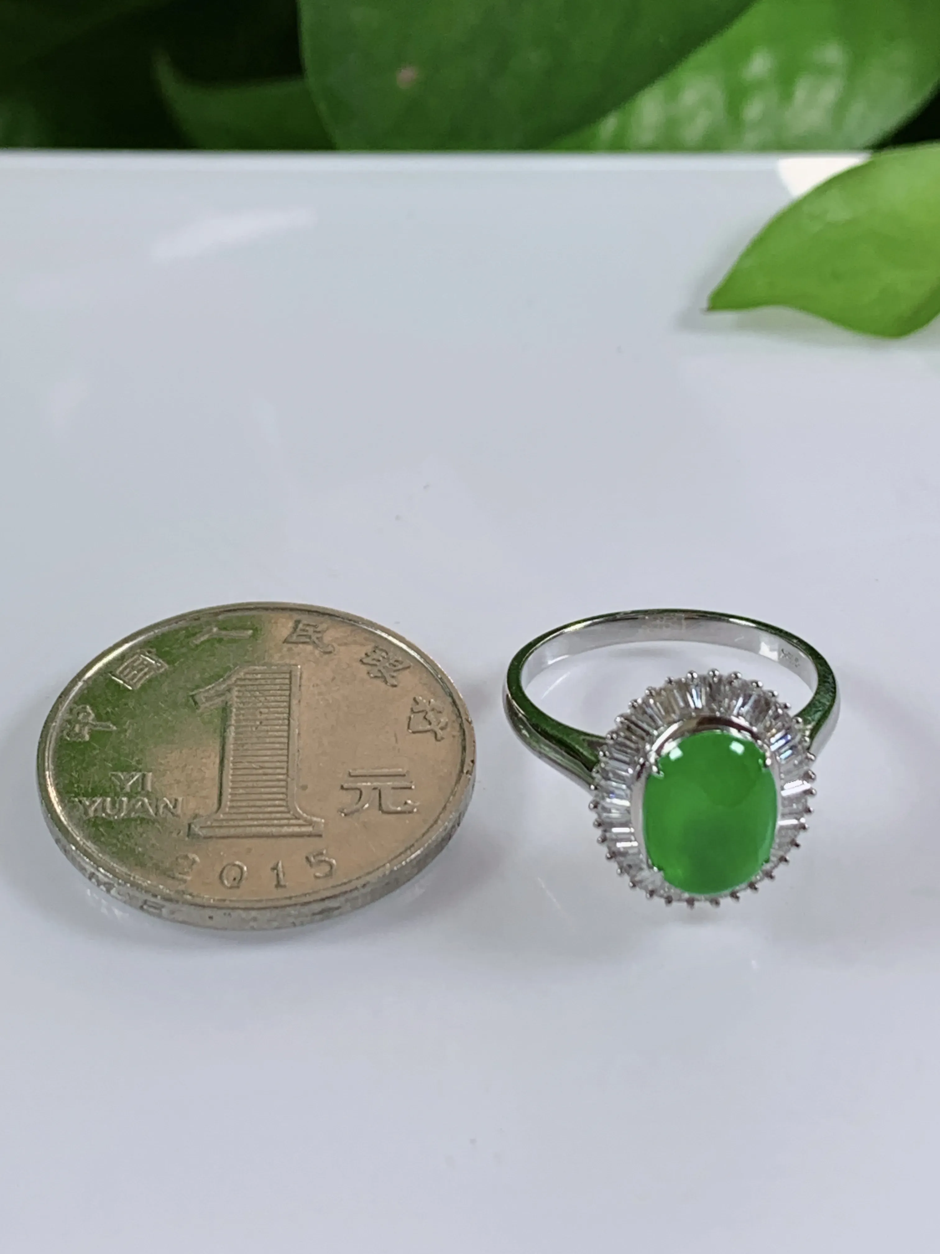 缅甸天然翡翠A货，18K金伴钻豪华镶嵌玻璃种起钢光正阳绿蛋面戒指，尺寸：圈口17.2mm，裸石10/7.5/3.5mm，重量：3.99g