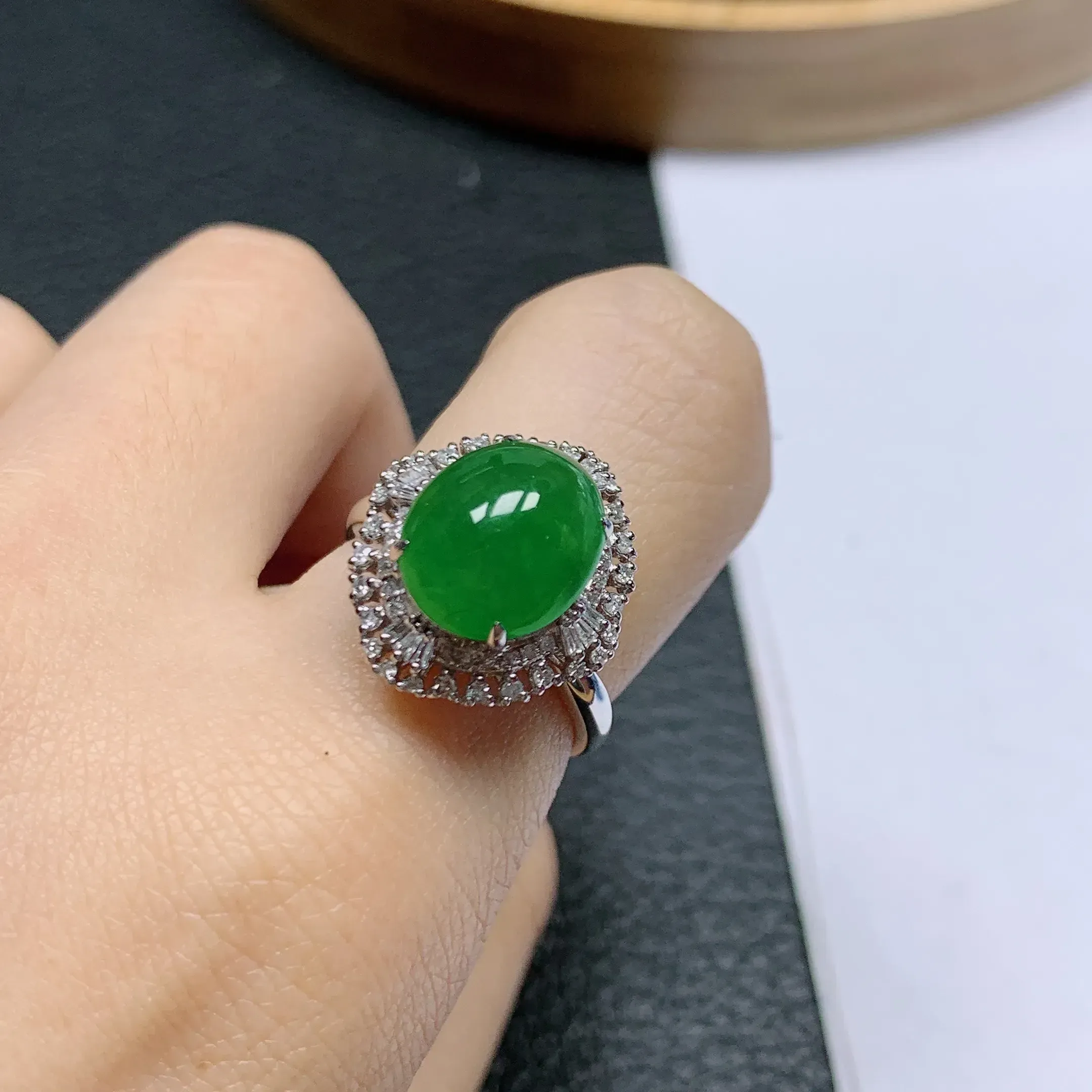 18k金伴钻满绿戒指 玉质 细腻，做工精细，有种有色，水润精细，佩戴效果更不错