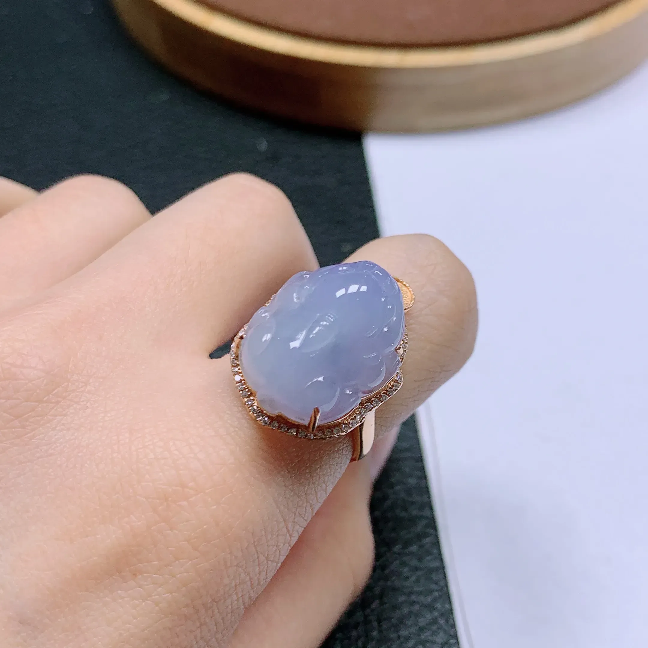 18k金伴钻紫罗兰貔貅戒指 玉质 细腻，做工精细，有种有色，水润精细，佩戴效果更好