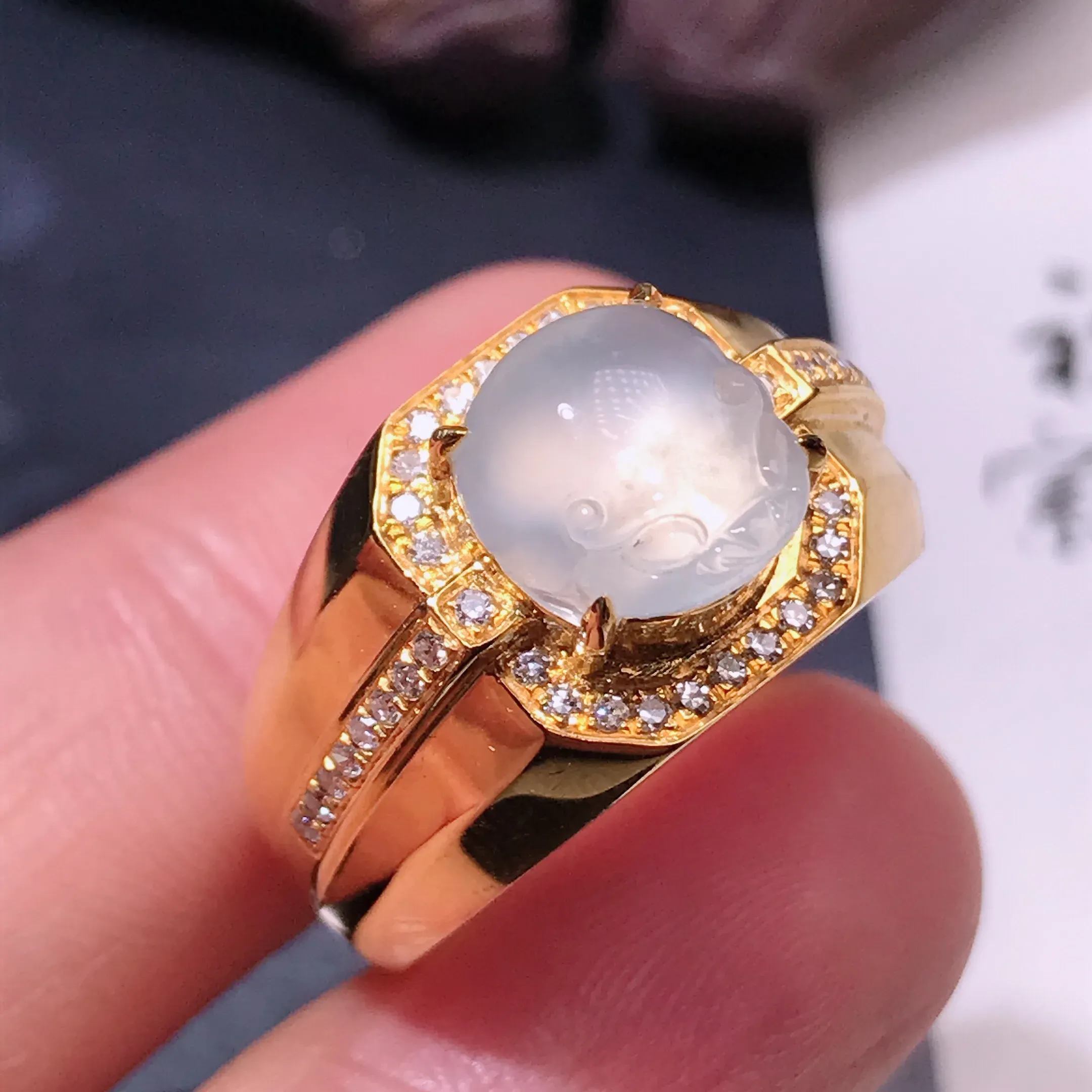 严选推荐 貔貅戒指，翡翠貔貅女戒指，18k金钻镶嵌而成，品相佳，佩戴效果出众，尽显气质。种水无