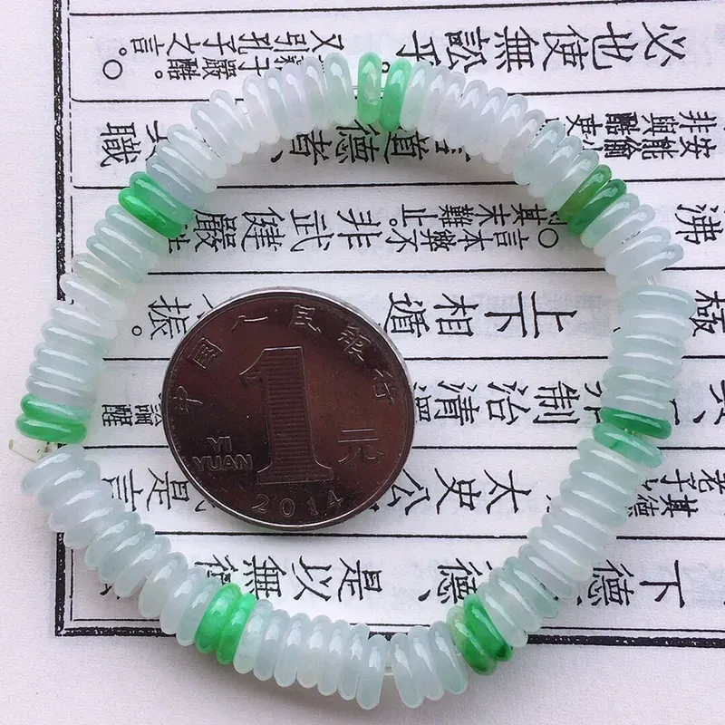 翡翠冰润双彩算盘珠手串，自然光实拍，玉质细腻莹润，佩戴时尚大方，单颗尺寸：7*2.8mm，重18.78克