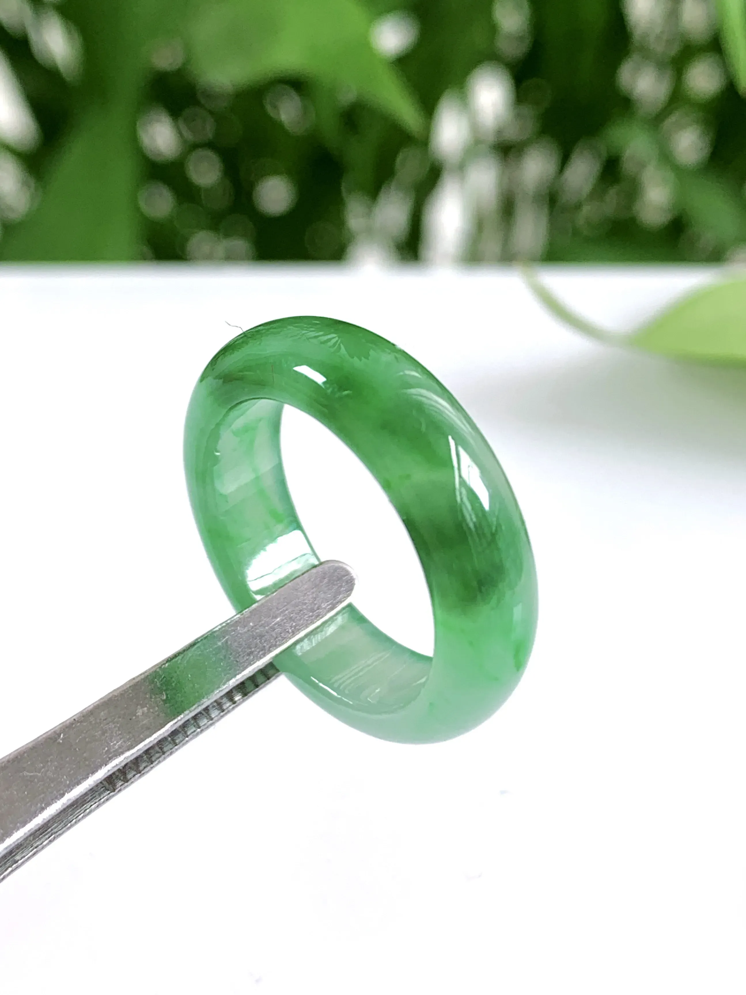 缅甸天然翡翠A货，冰种起胶飘绿指环戒指，尺寸：圈口内径17.2mm，宽厚6/3.2mm，重量：3.45g