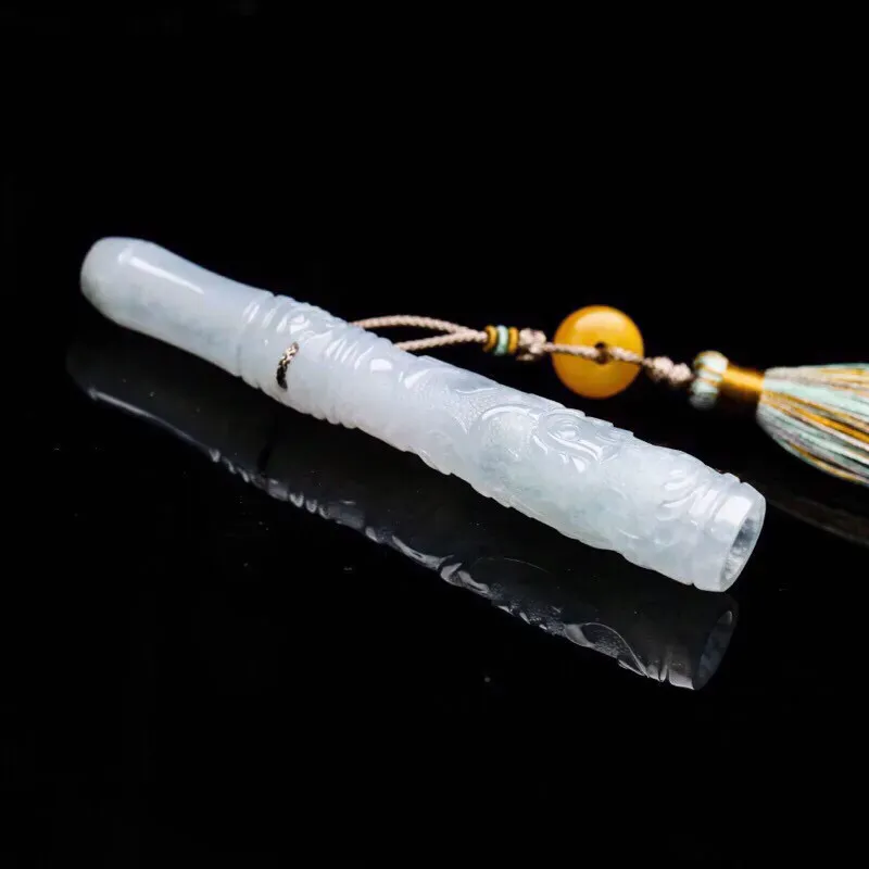 烟嘴翡翠。简约大气，便于随身携带，雕琢细致，配珠为饰珠，尺寸89*13.4mm