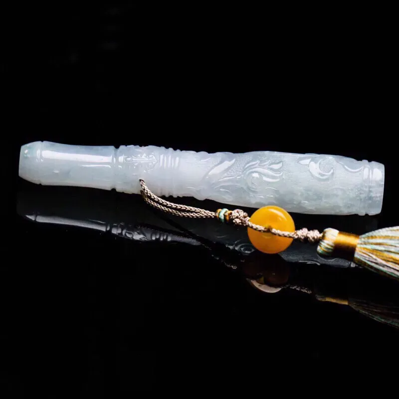 烟嘴翡翠。简约大气，便于随身携带，雕琢细致，配珠为饰珠，尺寸89*13.4mm