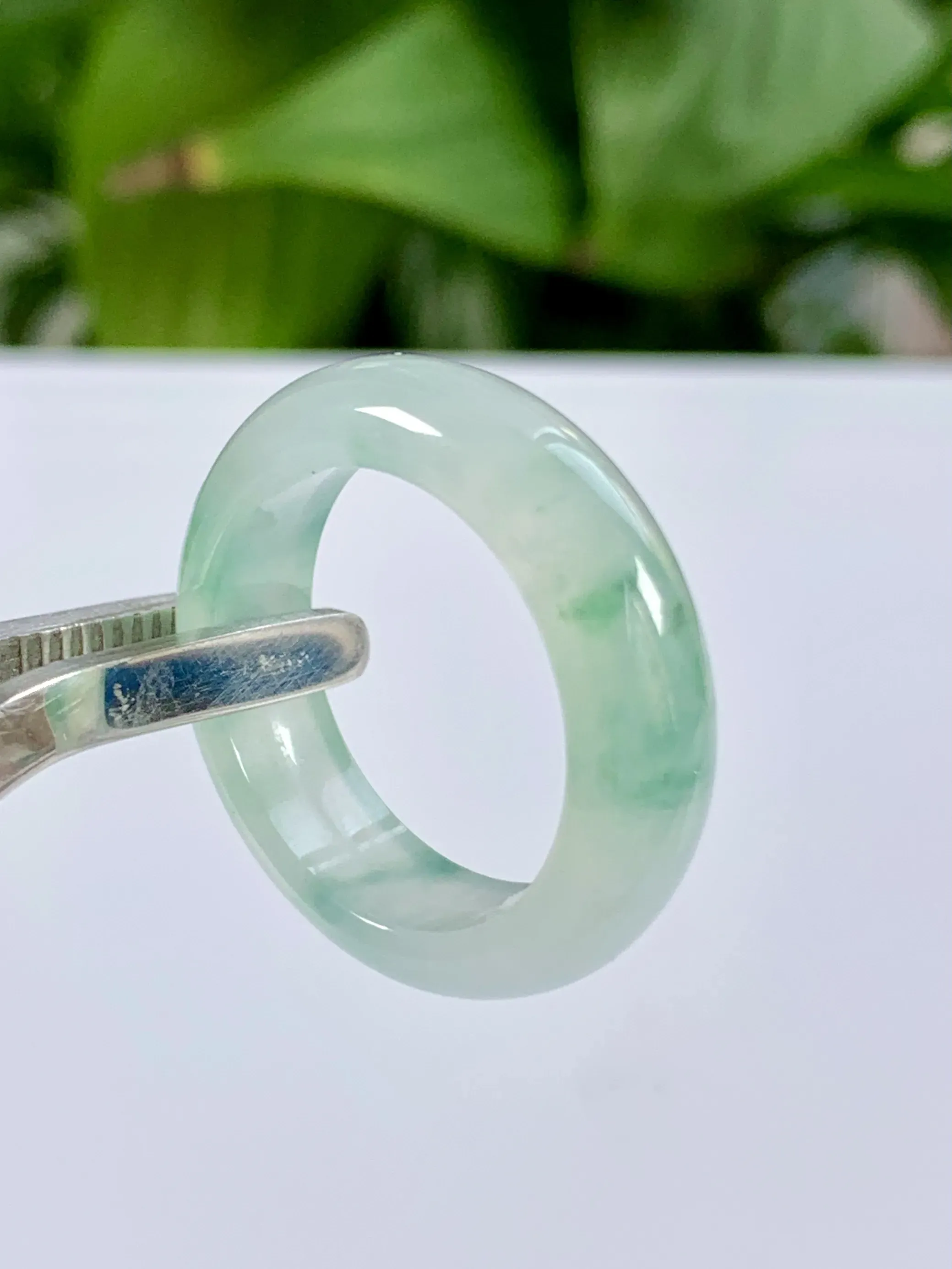 缅甸天然翡翠A货，冰种起胶飘花指环戒指，尺寸：圈口内径18.3mm，宽厚6.1/3.8mm
