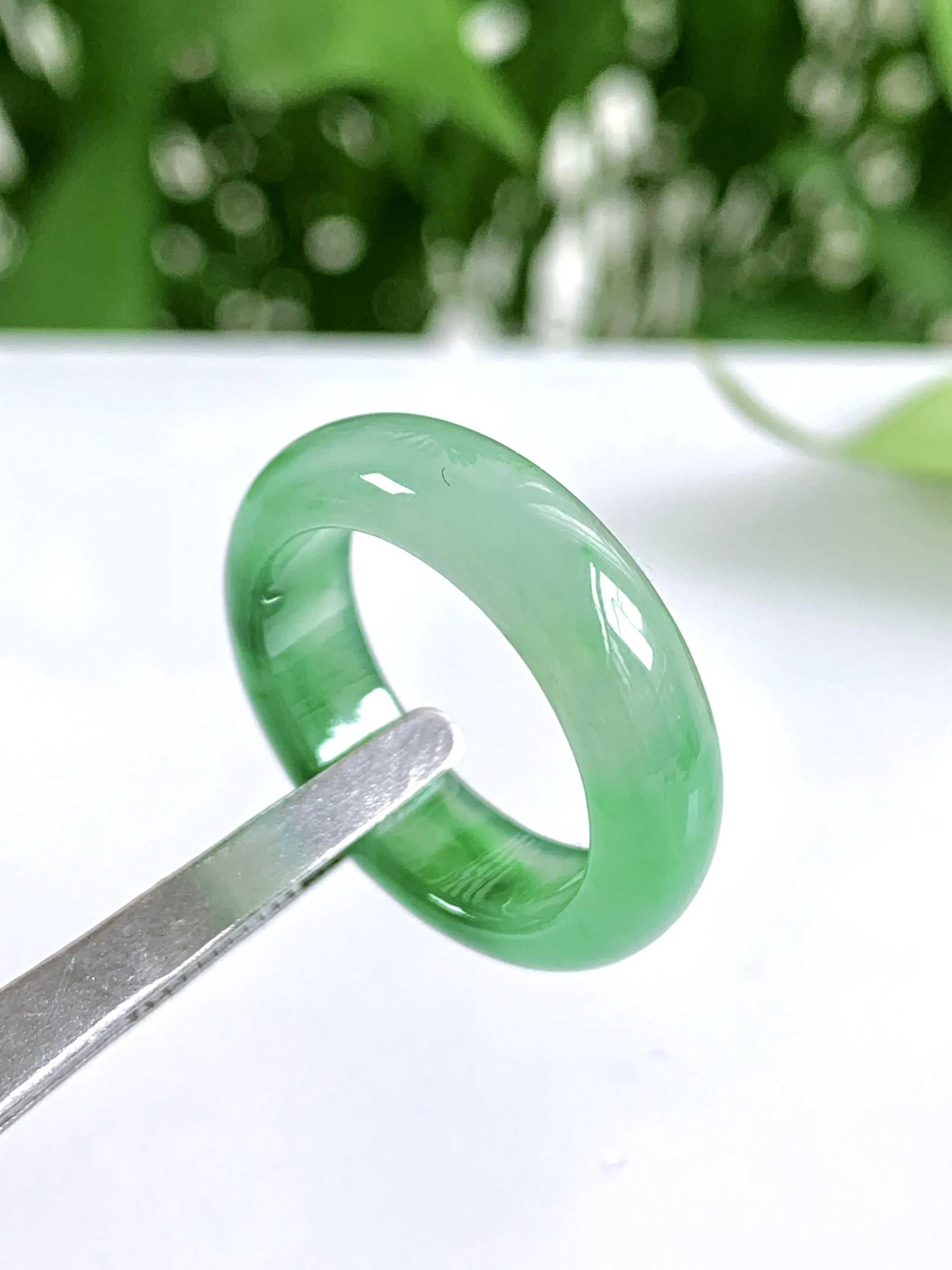 缅甸天然翡翠A货，冰种起胶飘绿指环戒指，尺寸：圈口内径17.2mm，宽厚6/3.2mm，重量：3.45g