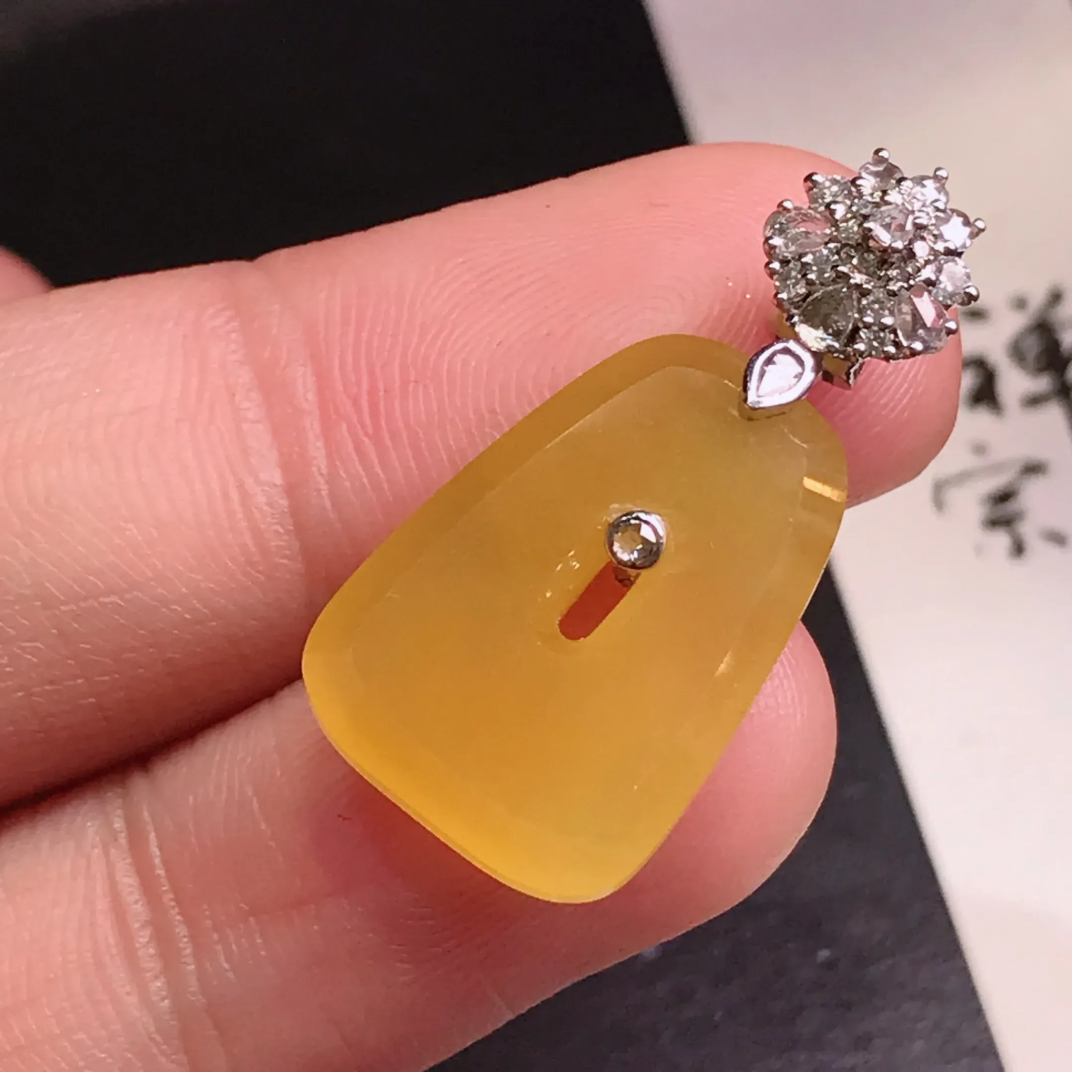 严选推荐方扣，老坑冰种水润满鸡油黄扣挂件，佩戴效果佳。种水很好，晶体结构致密，盈润通透，起强玻璃光泽。颜色清爽干净，美感十足。价值不菲。高性价比，值得入手。裸石尺寸约19-13.3毫米