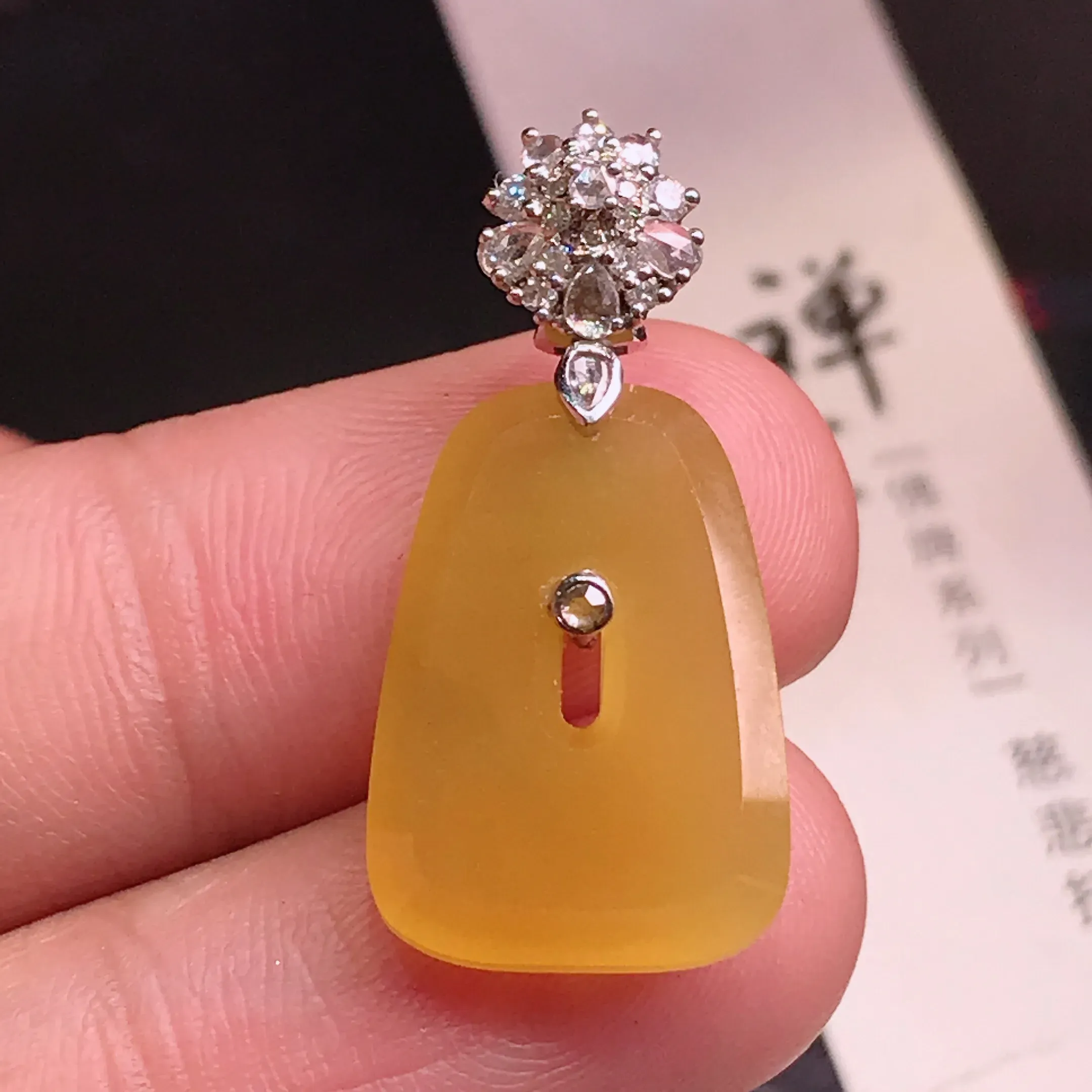 严选推荐方扣，老坑冰种水润满鸡油黄扣挂件，佩戴效果佳。种水很好，晶体结构致密，盈润通透，起强玻璃光泽。颜色清爽干净，美感十足。价值不菲。高性价比，值得入手。裸石尺寸约19-13.3毫米