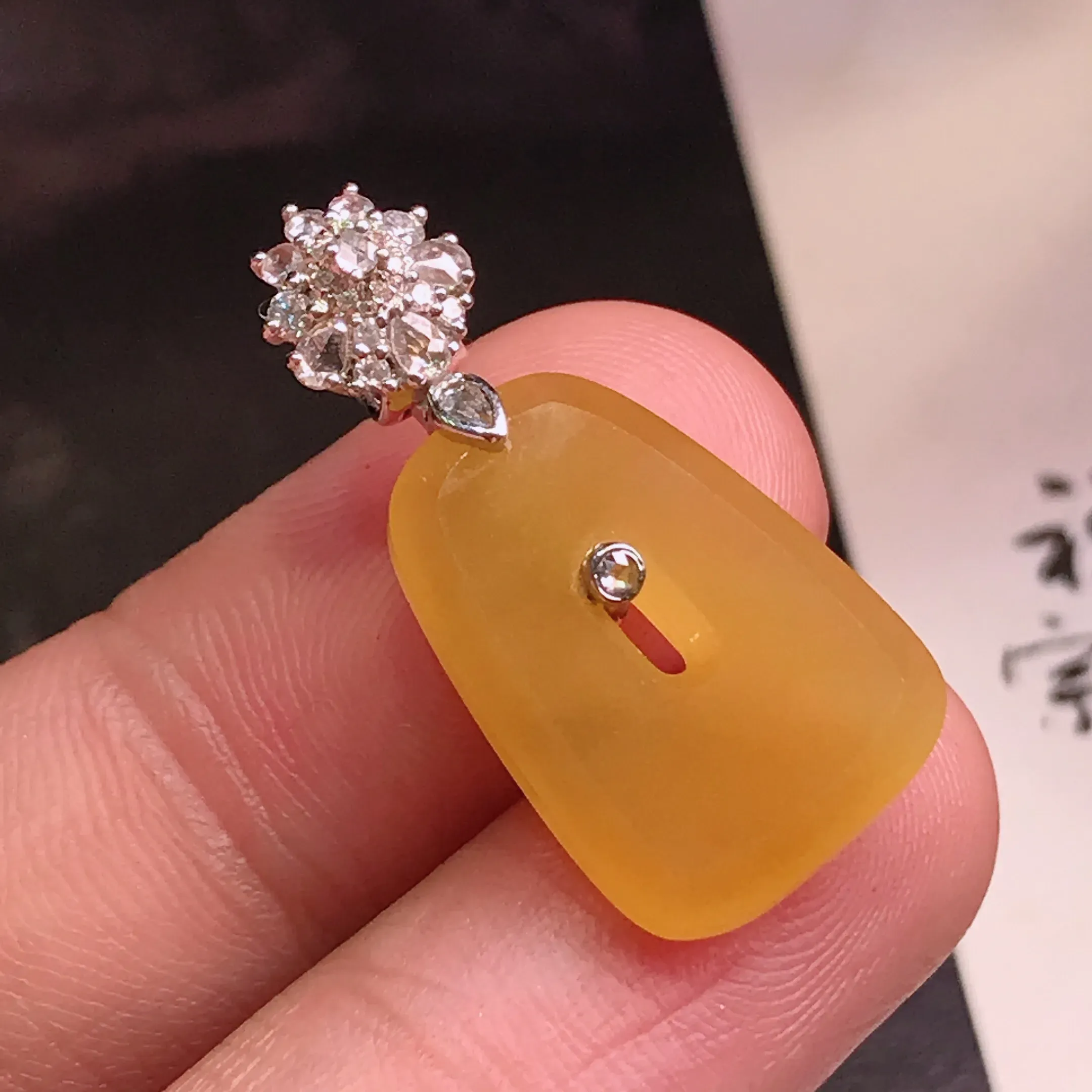 严选推荐方扣，老坑冰种水润满鸡油黄扣挂件，佩戴效果佳。种水很好，晶体结构致密，盈润通透，起强玻璃光泽。颜色清爽干净，美感十足。价值不菲。高性价比，值得入手。裸石尺寸约19-13.3毫米