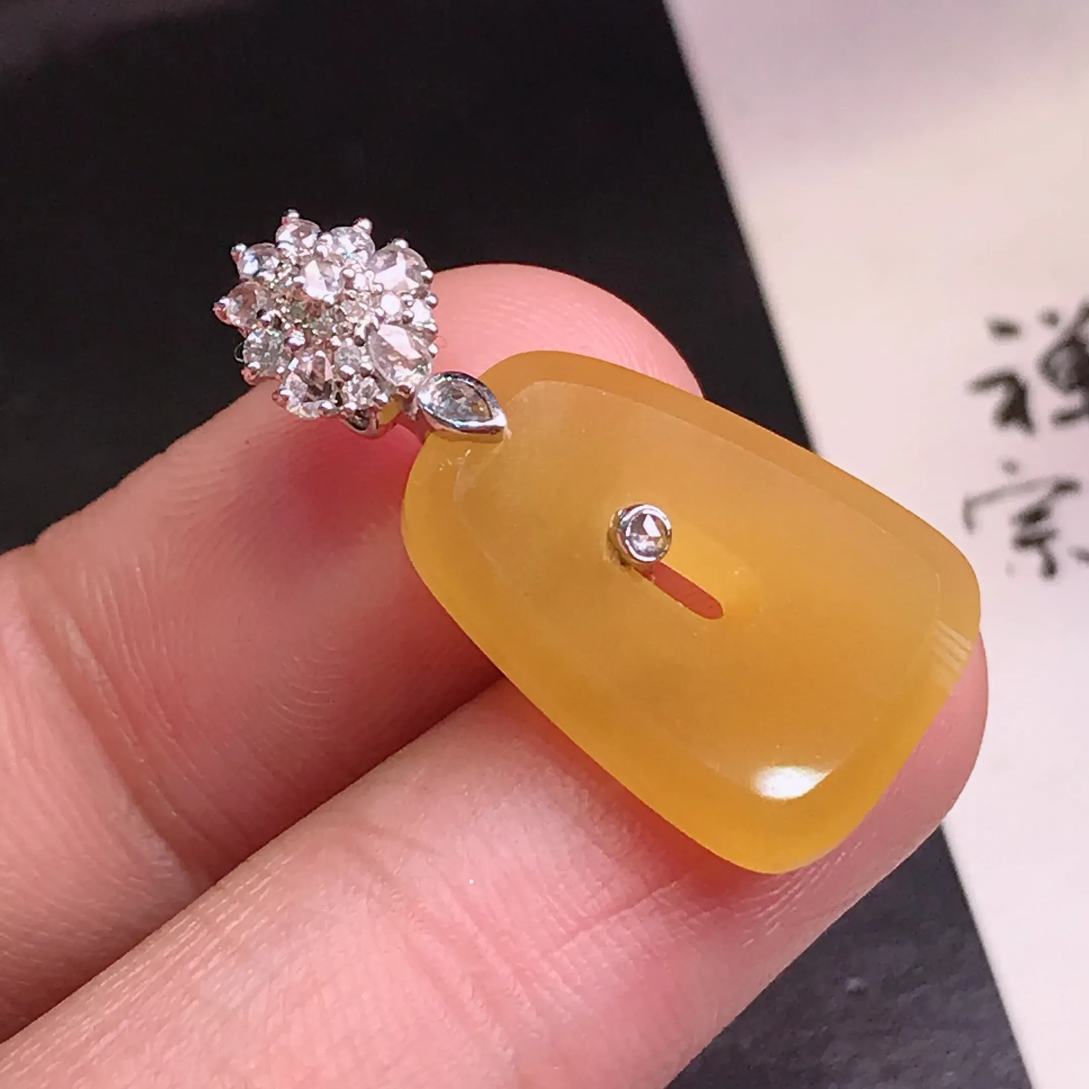 严选推荐方扣，老坑冰种水润满鸡油黄扣挂件，佩戴效果佳。种水很好，晶体结构致密，盈润通透，起强玻璃光泽。颜色清爽干净，美感十足。价值不菲。高性价比，值得入手。裸石尺寸约19-13.3毫米