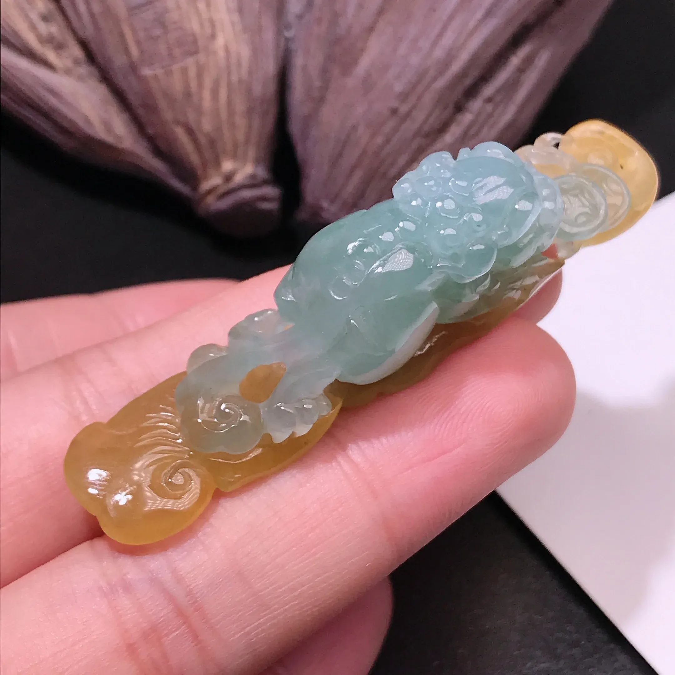 严选推荐貔貅，老坑巧雕貔貅小摆件，雕工精细，线条流畅，可做香插，品相佳，佩戴效果佳。种水上乘，荧光强烈，莹润通透，起强玻璃光泽。高性价比，值得入手。裸石尺寸约63.7-12.7-17.5毫米