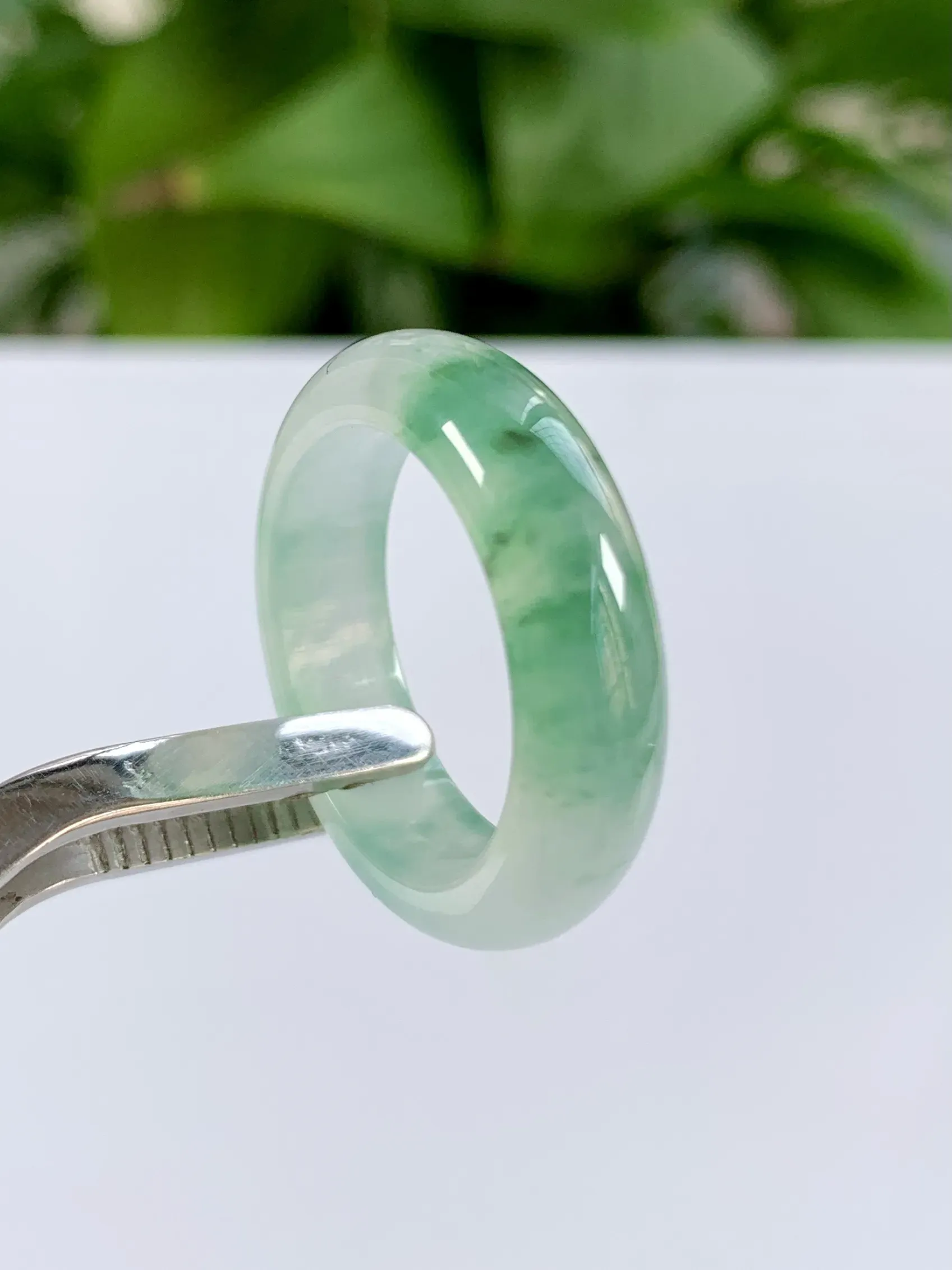 缅甸天然翡翠A货，6冰种起胶飘花指环戒指，尺寸：圈口内径18.2mm，宽厚6/3.5mm