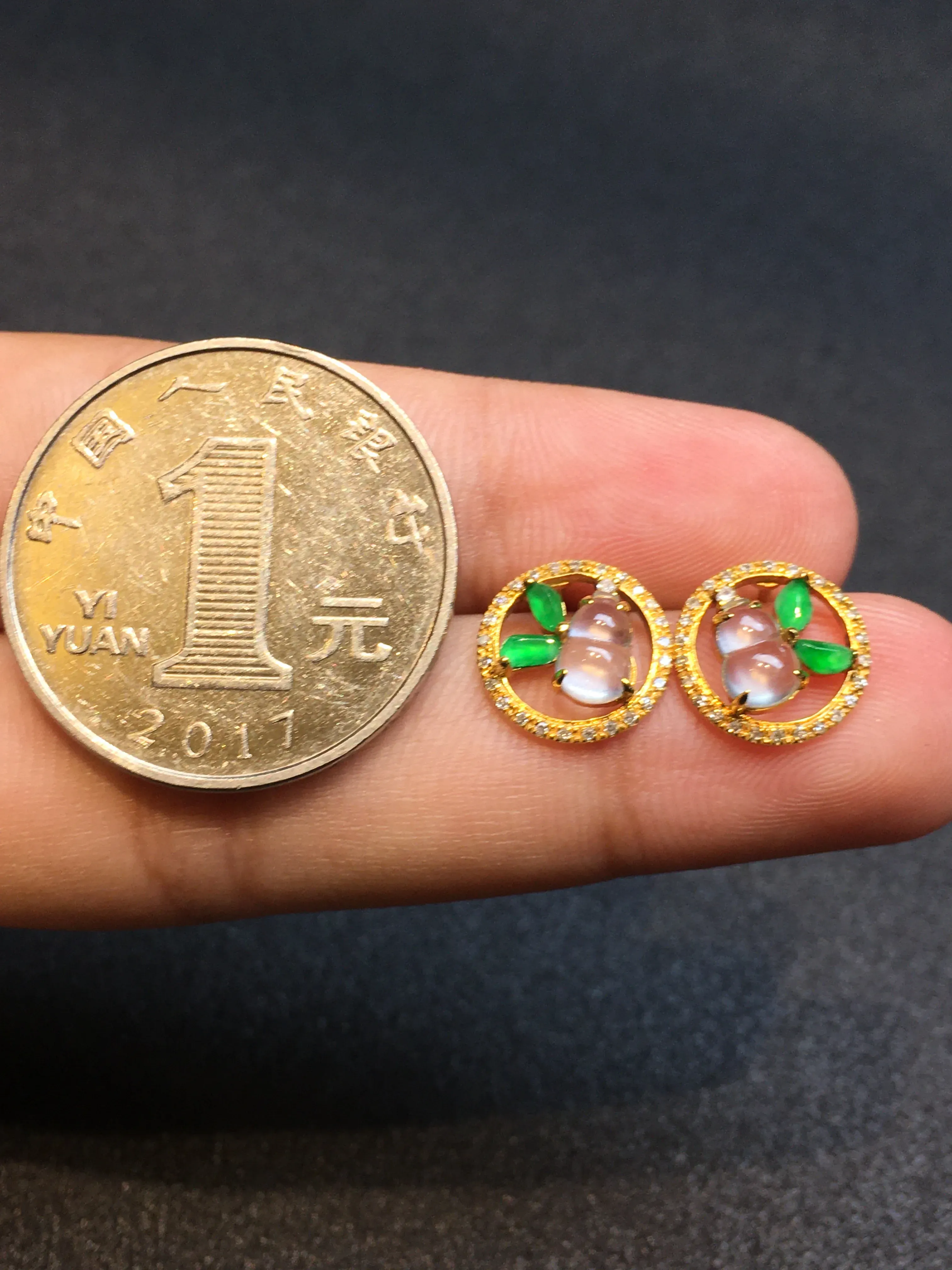 18k金镶嵌玻璃种设计款耳钉，小巧精致，种好通透，纯净起光，种水足，裸石：6*4*3，整体：10*10*3.5