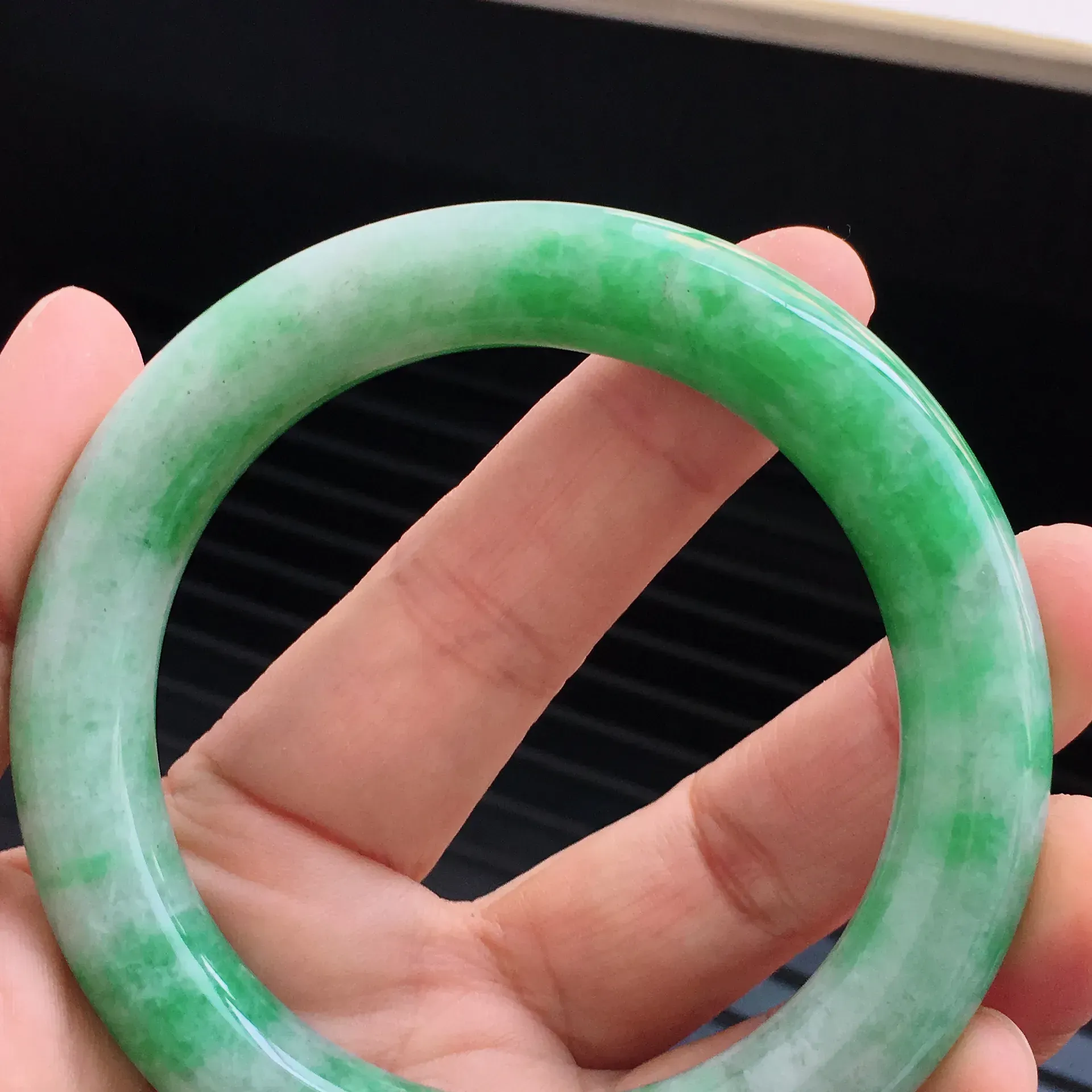 飘绿圆条手镯，内径：55.7mm天然A货翡翠手镯，玉质细腻 种水足 品相好