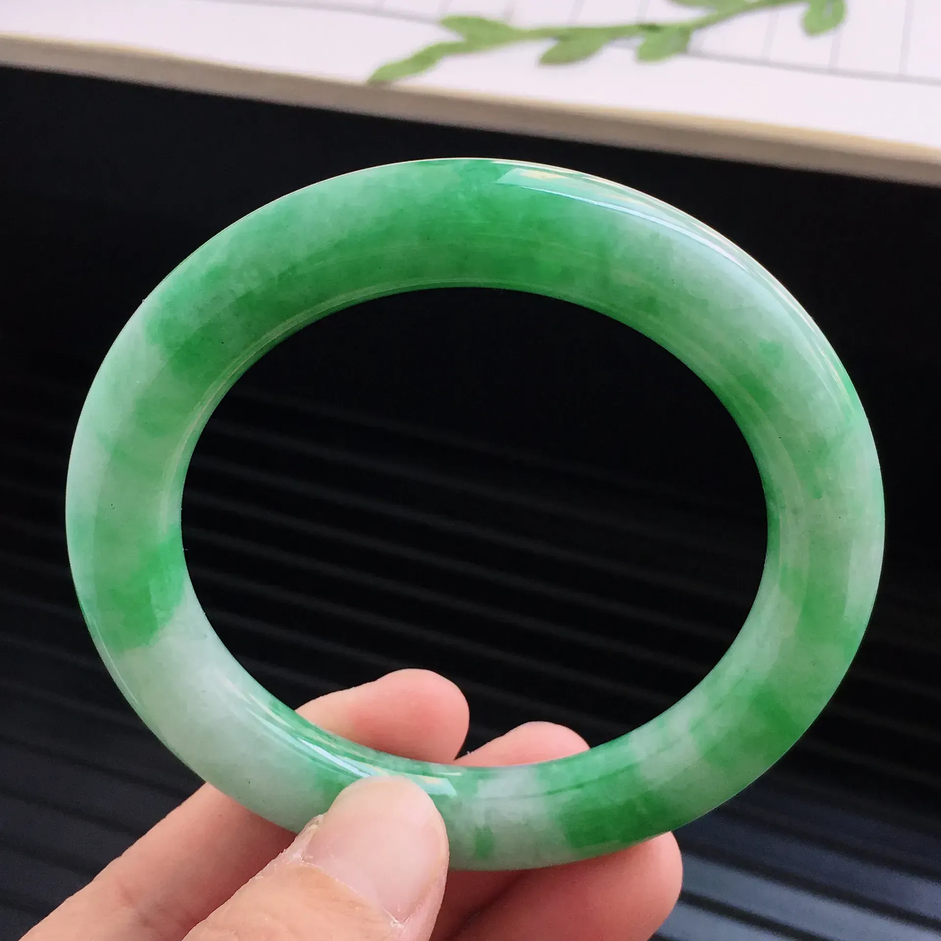 飘绿圆条手镯，内径：55.7mm天然A货翡翠手镯，玉质细腻 种水足 品相好