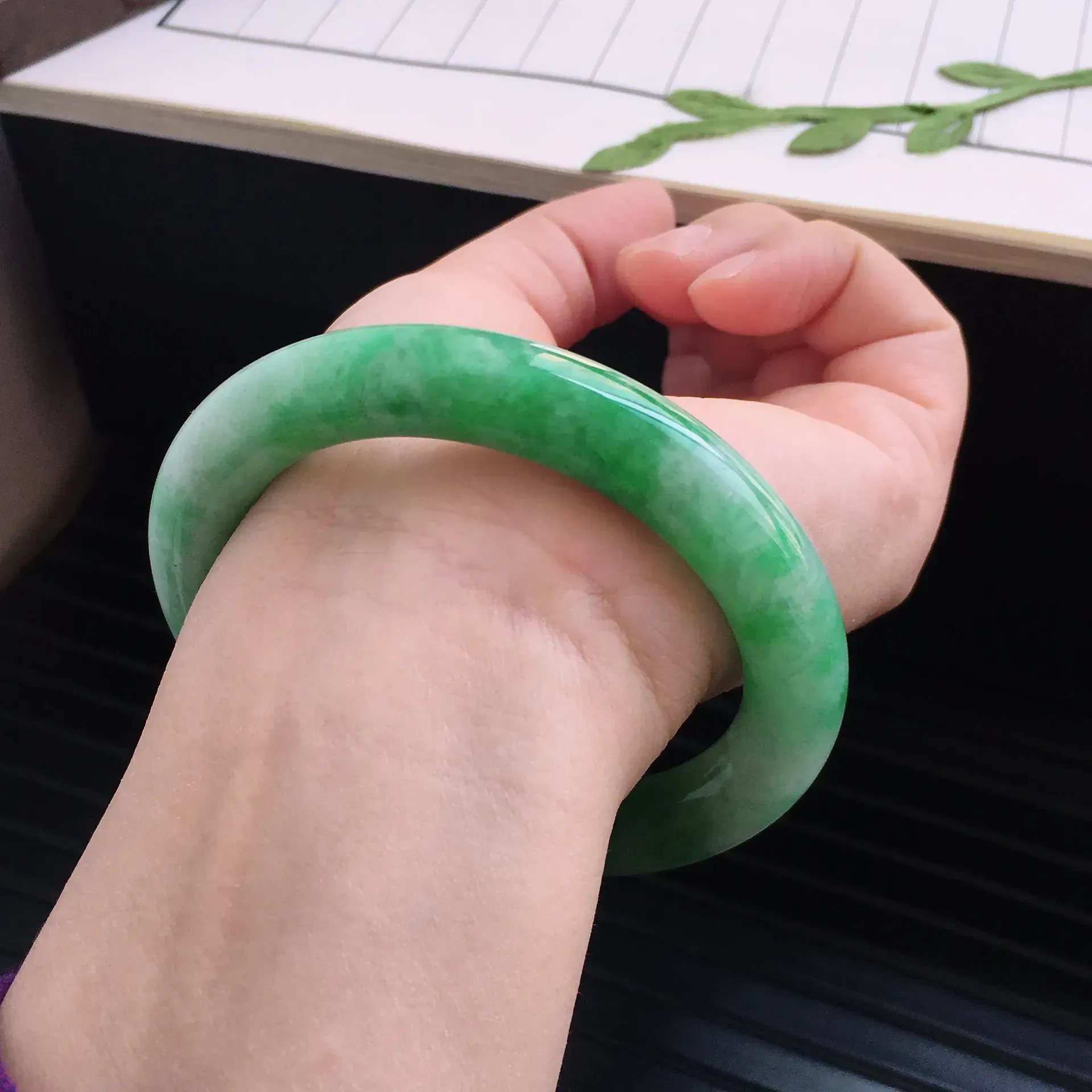 飘绿圆条手镯，内径：55.7mm天然A货翡翠手镯，玉质细腻 种水足 品相好