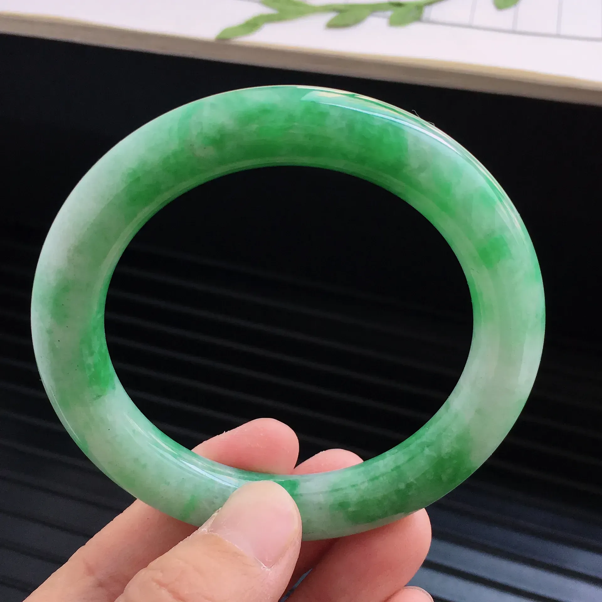 飘绿圆条手镯，内径：55.7mm天然A货翡翠手镯，玉质细腻 种水足 品相好