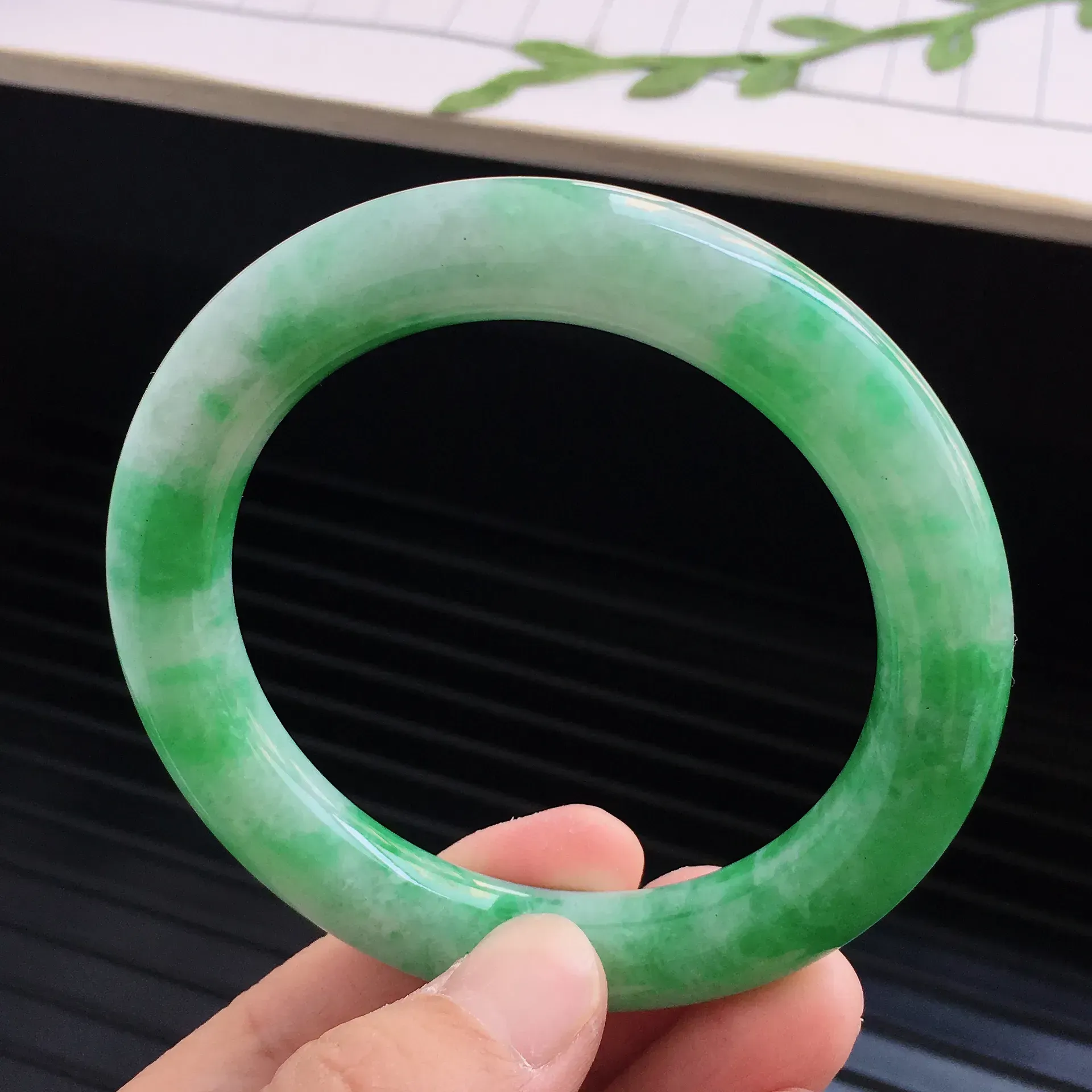 飘绿圆条手镯，内径：55.7mm天然A货翡翠手镯，玉质细腻 种水足 品相好