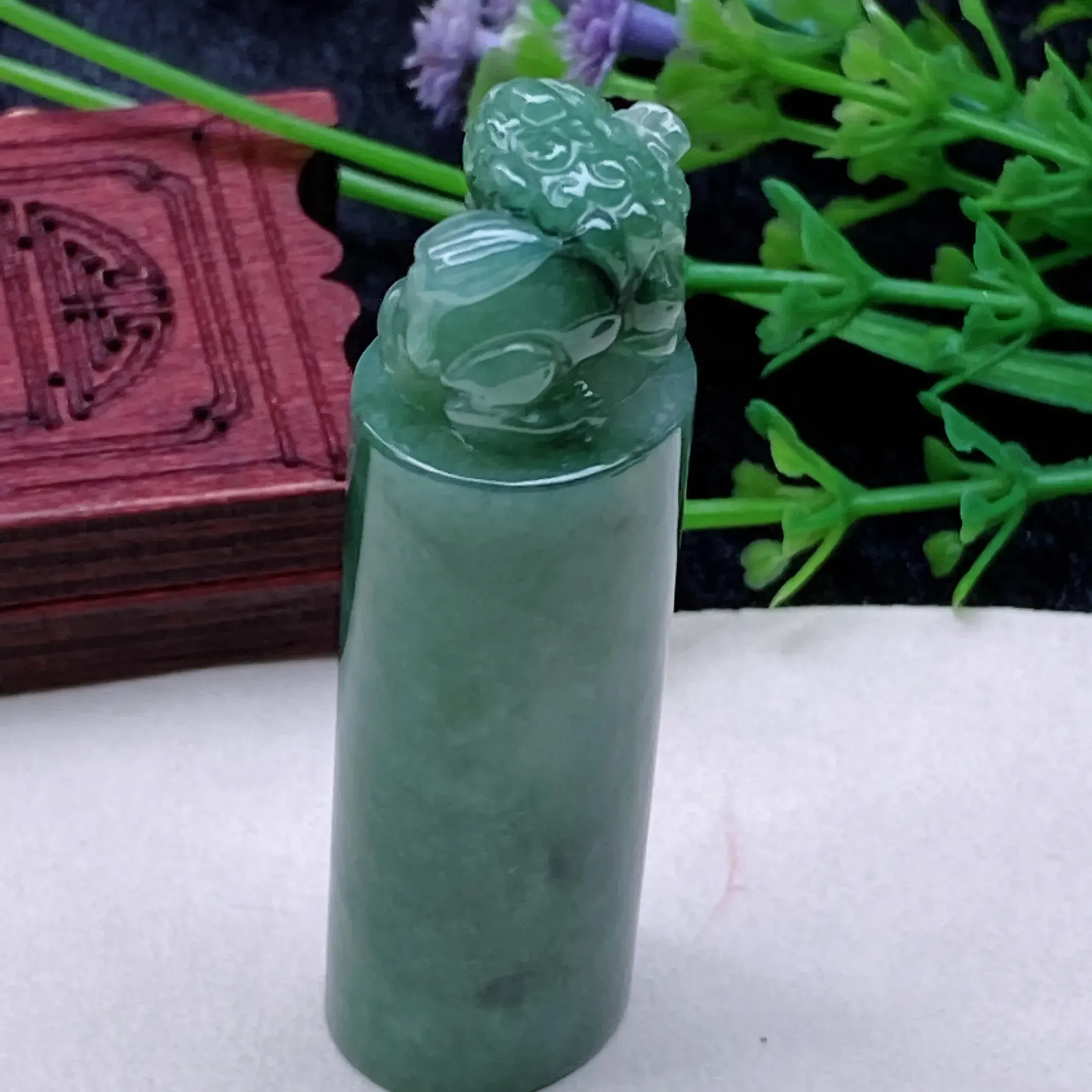 自然光实拍  水润精工冰透满绿貔貅印章。玉质细腻莹润 雕工精湛，佩戴高雅大方   线条优美  尺寸:  56/14.5/16.8mm。