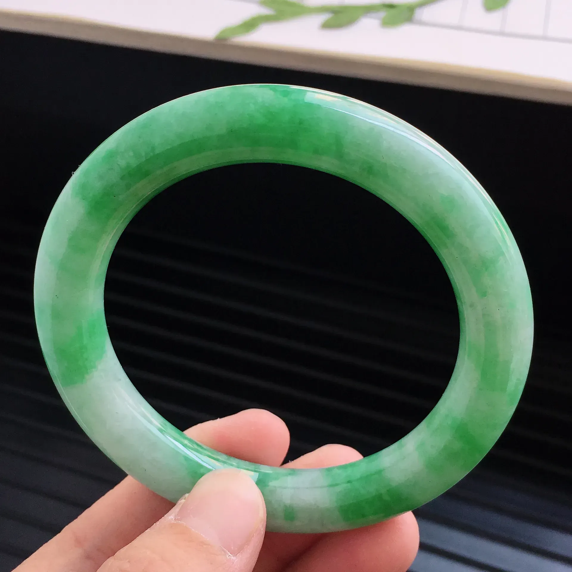 飘绿圆条手镯，内径：55.7mm天然A货翡翠手镯，玉质细腻 种水足 品相好