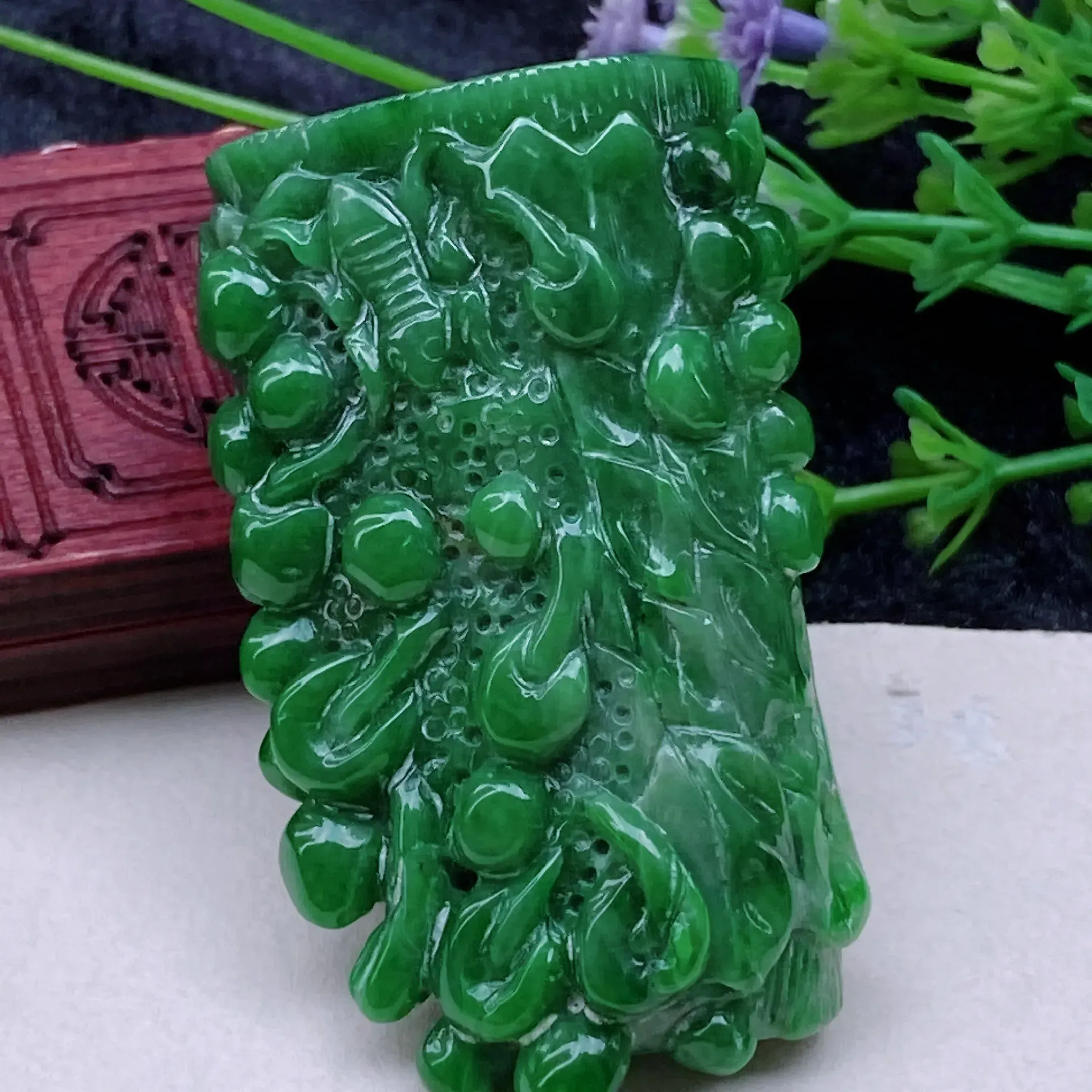 自然光实拍  水润精工冰透满绿枯木逢春手把件。玉质细腻莹润 雕工精湛，佩戴高雅大方   线条优美  尺寸:  55/33/20mm。